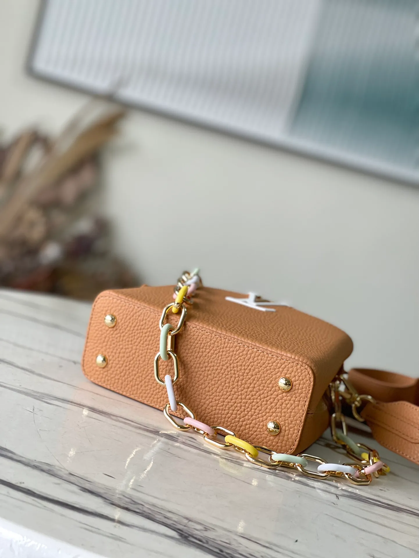 💰2460 (Special Original Leather) M21652 Brown Mini This Capucines mini handbag has metal and resin links interlocking with each other, adding a fun detachable chain to the classic design. Taurillon leather has a shiny look, and the logo can be highlighted by placing the flap on the inside. Dimensions: 21 x 14 x 8 cm