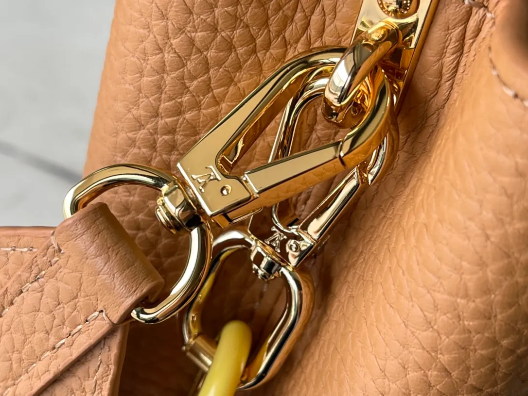 💰2460 (Special Original Leather) M21652 Brown Mini This Capucines mini handbag has metal and resin links interlocking with each other, adding a fun detachable chain to the classic design. Taurillon leather has a shiny look, and the logo can be highlighted by placing the flap on the inside. Dimensions: 21 x 14 x 8 cm