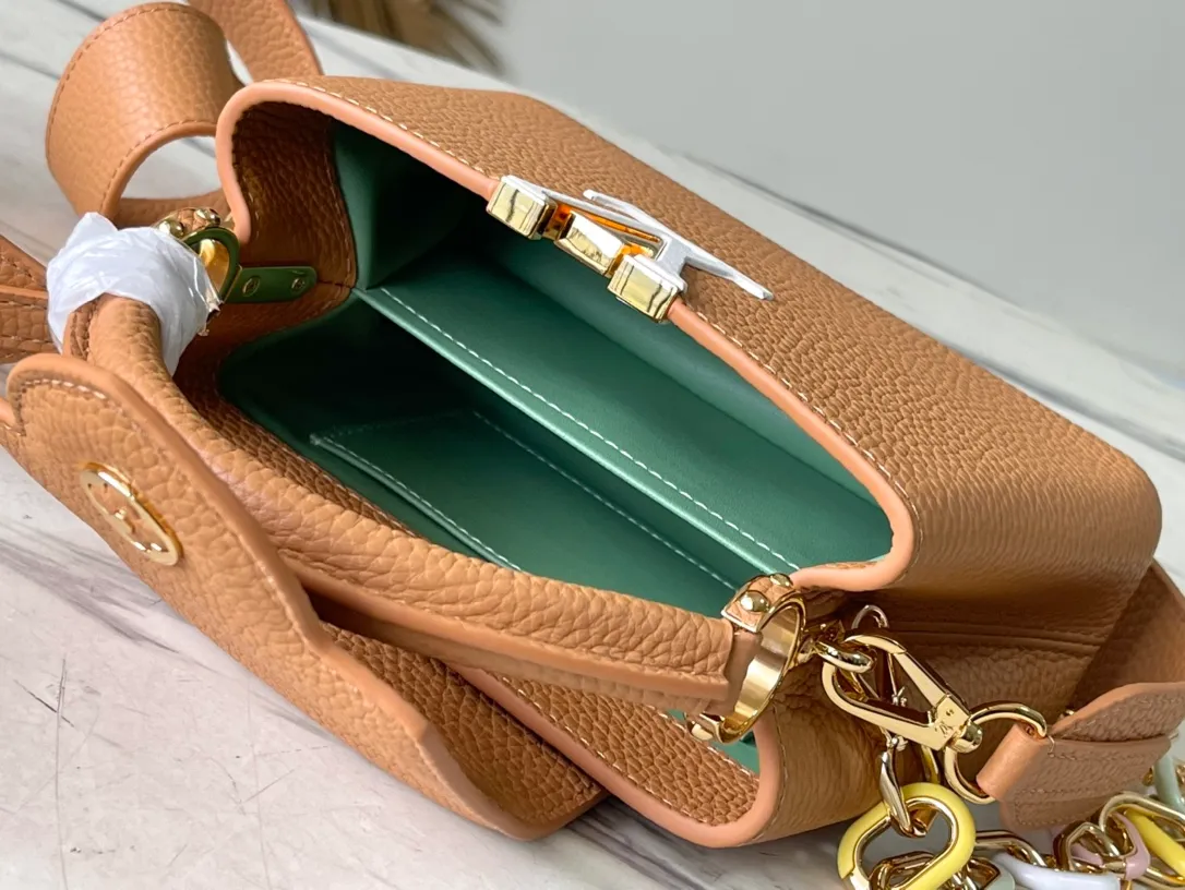 💰2460 (Special Original Leather) M21652 Brown Mini This Capucines mini handbag has metal and resin links interlocking with each other, adding a fun detachable chain to the classic design. Taurillon leather has a shiny look, and the logo can be highlighted by placing the flap on the inside. Dimensions: 21 x 14 x 8 cm