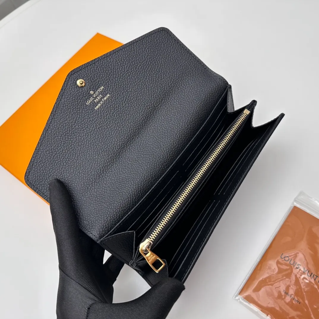 Factory 200 [Top Original Order] M80496 Black 👏👏 This Louis Vuitton classic Sarah wallet is made of two-tone Monogram Empreinte leather to create an elegant shape and is embellished with the iconic Monogram embossed pattern. The envelope-style bag flap design is securely opened and closed with gold snap buttons, opening it to reveal an organized interior space. This wallet features two large compartments, multiple pockets, and 16 credit card slots. Dimensions: 19 x 10.5 x 2cm.