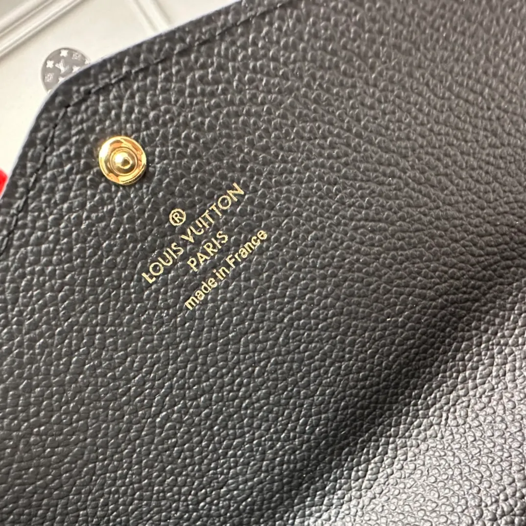 Factory 200 [Top Original Order] M80496 Black 👏👏 This Louis Vuitton classic Sarah wallet is made of two-tone Monogram Empreinte leather to create an elegant shape and is embellished with the iconic Monogram embossed pattern. The envelope-style bag flap design is securely opened and closed with gold snap buttons, opening it to reveal an organized interior space. This wallet features two large compartments, multiple pockets, and 16 credit card slots. Dimensions: 19 x 10.5 x 2cm.