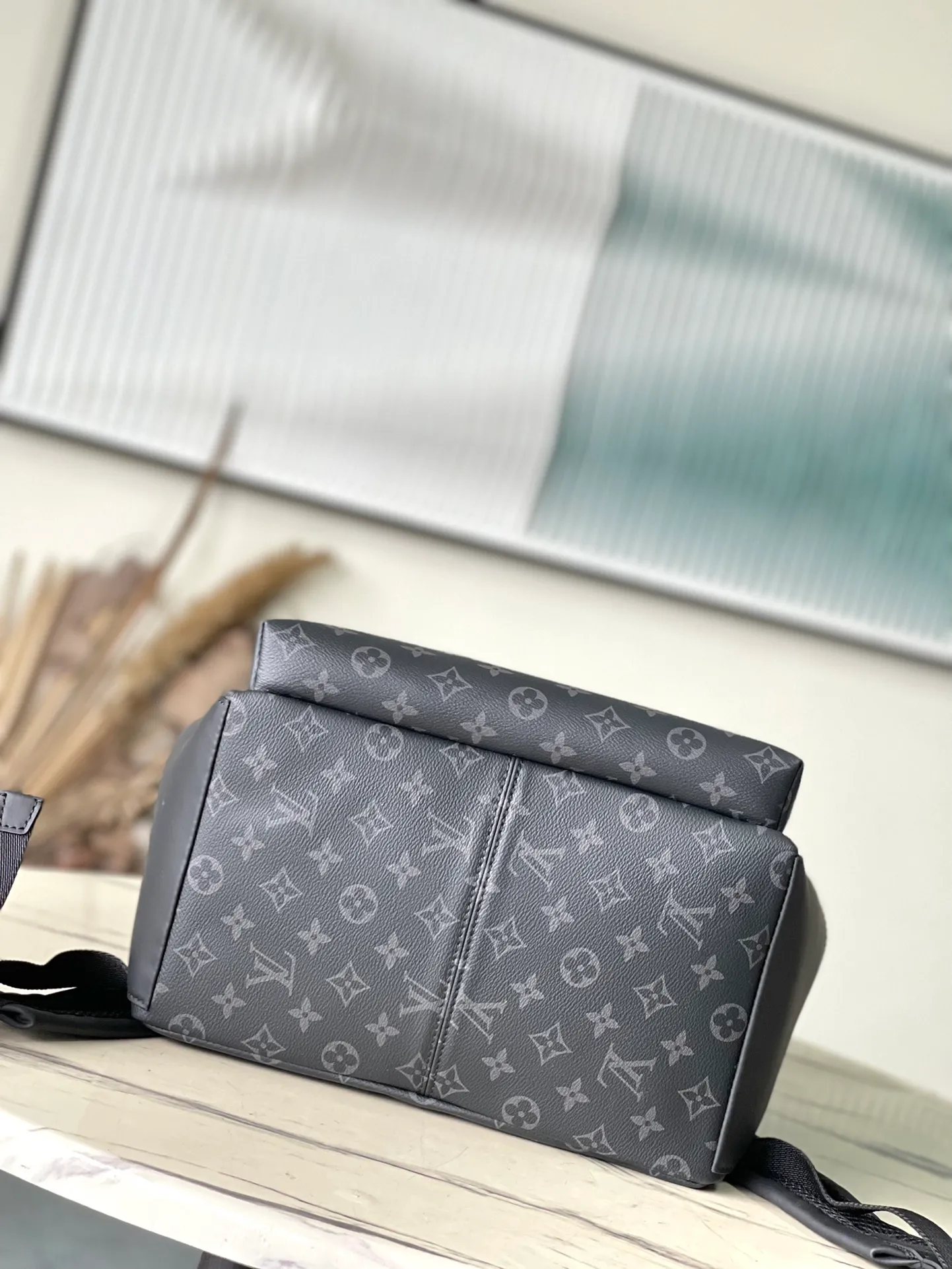💰960 Top Original M22545 Medium This Discovery medium backpack is made of Monogram Eclipse canvas and metal parts to show its elegant style. The front pocket makes it easy to access your belongings, the inner pocket and double zipper closure ensure safe and organized storage, and the adjustable leather shoulder strap allows for comfortable carrying. 31 x 42 x 17 cm (length x height x width)