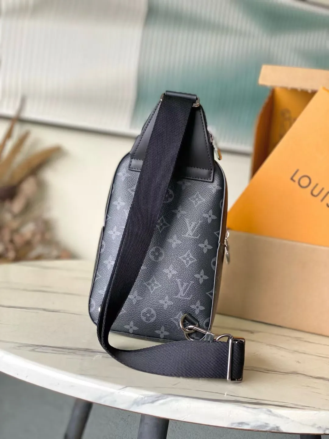 💰860 Top original item M47137 This Avenue small shoulder bag is made of Monogram Eclipse coated canvas, with a sophisticated structure that explores the trend of traveling cross-body. An interior pocket in the main compartment ensures secure storage, while an exterior zippered pocket provides easy access to frequently used items. There is a triangular zipper pocket where the shoulder strap connects to the handbag. Dimensions: 16 × 33 × 5.7 cm