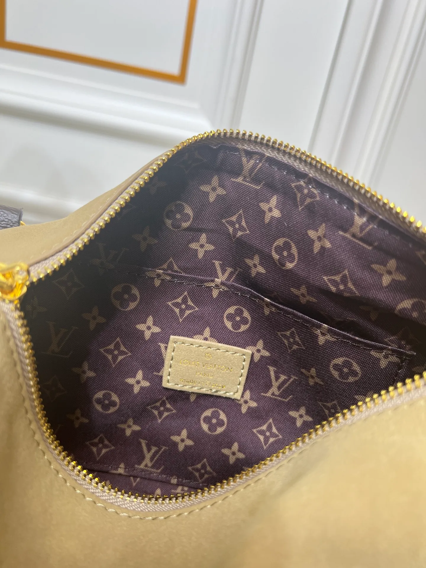 ¥280💰💰Upgraded from the original M13668M26037 M26451 M26359 M26397 M26358 M26039 M26905 M26360 M13668 M13667 This season’s Express medium handbag is specially crafted for modern women. This iconic design features a calfskin body with Monogram canvas trim. The Monogram jacquard lining pays homage to the brand's long heritage, making it a perfect choice for urban life and can be worn in various ways. The key bag and padlock are the finishing touches, adding subtle details to the overall design. Dimensions: 26 17 14 cm) ((Length x Height x Width)