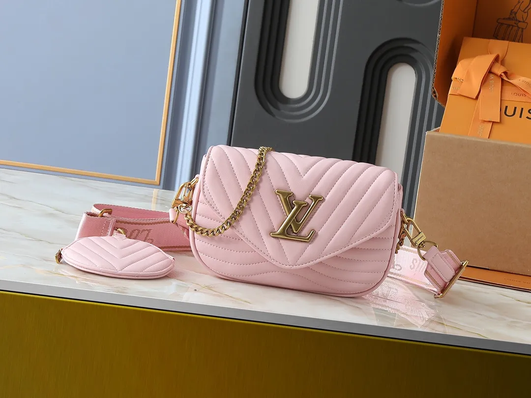 💰220💰Upgraded from the original M53936 M56461 M56466 M56471 M56468 Multi Pochette New The Wave handbag is made of smooth and soft quilted calf leather. It has a dynamic design, adjustable shoulder straps, antique gold metal accessories, bronze gold chain inscriptions and striped jacquard shoulder straps. It can be worn cross-body to provide a variety of carrying methods. The coin-shaped round bag on the shoulder strap can hold keys, change, etc. Size:19/14/5cm