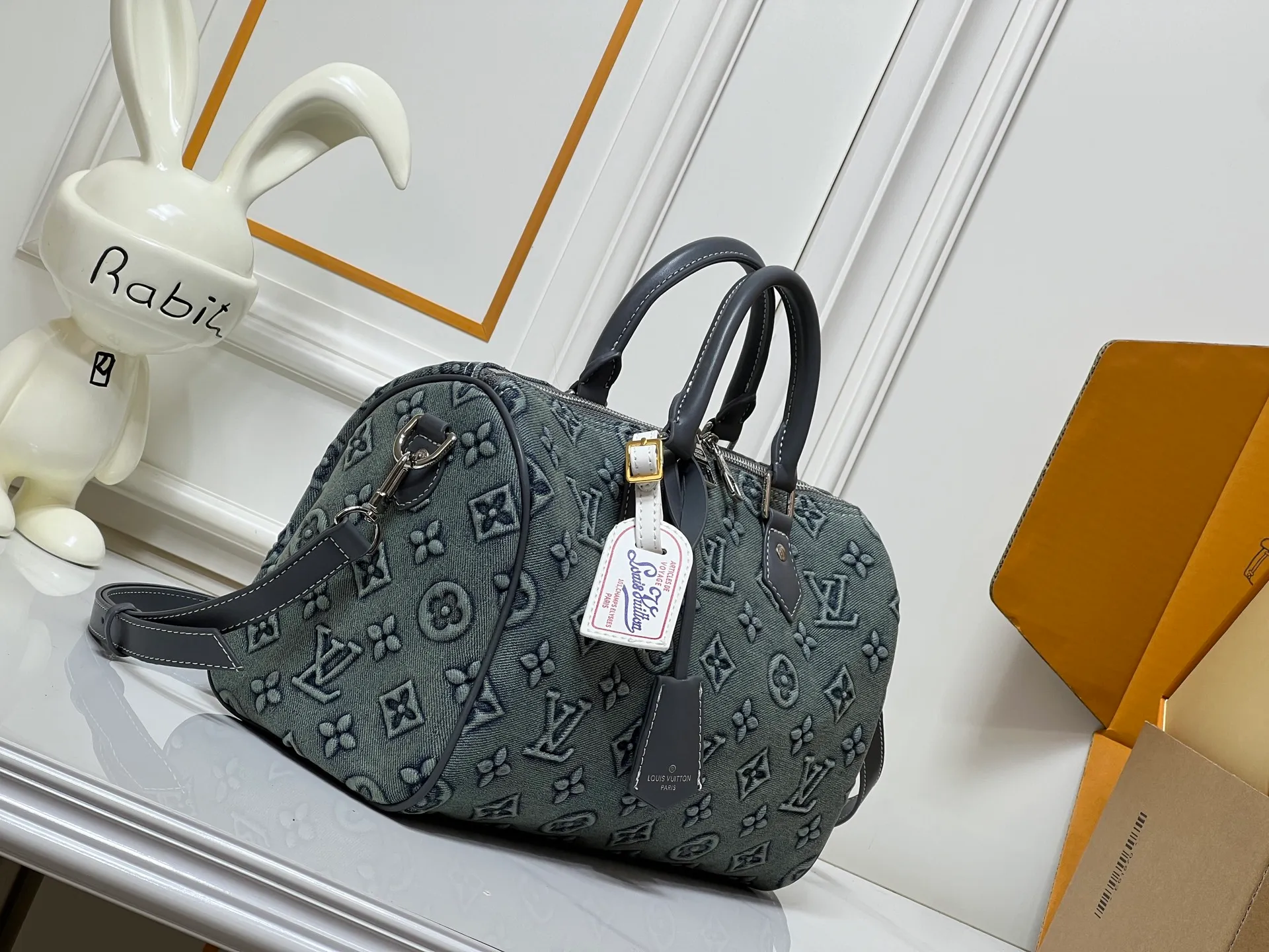 Batch 300💰M18076 M15159 M25766 M13344 Catwalk model embossed denim This Speedy Soft 30 comes from the LV Travels With Grace Coddlington series. It is made of rich-toned cow leather with gold hardware and interesting embossed embossing shapes. Removable name tag features Grace Coddington's handwriting. Size: 30X21X17 cm