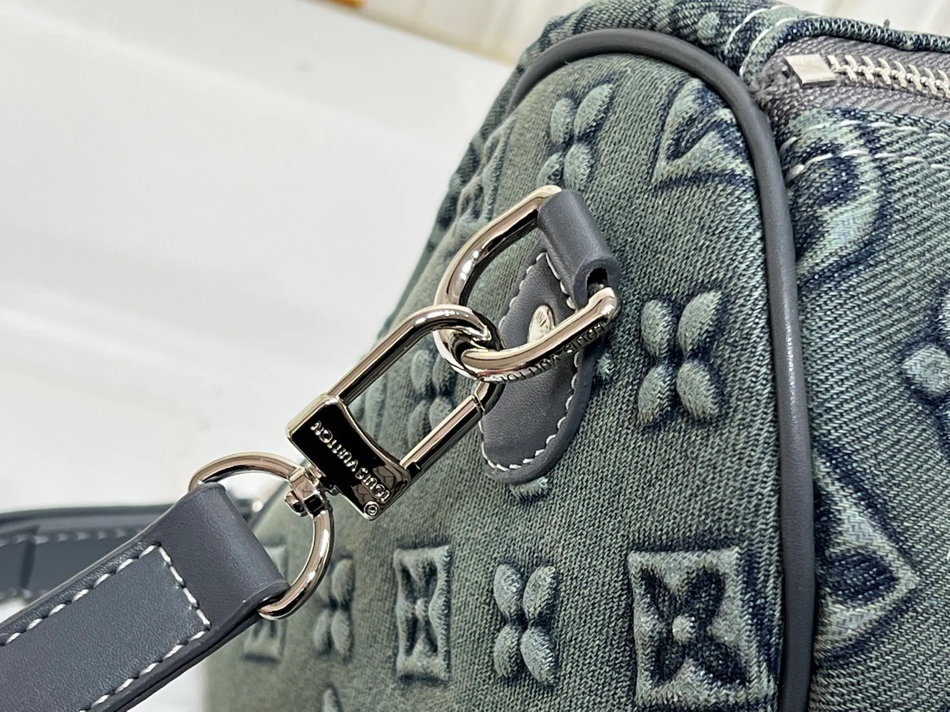 Batch 300💰M18076 M15159 M25766 M13344 Catwalk model embossed denim This Speedy Soft 30 comes from the LV Travels With Grace Coddlington series. It is made of rich-toned cow leather with gold hardware and interesting embossed embossing shapes. Removable name tag features Grace Coddington's handwriting. Size: 30X21X17 cm