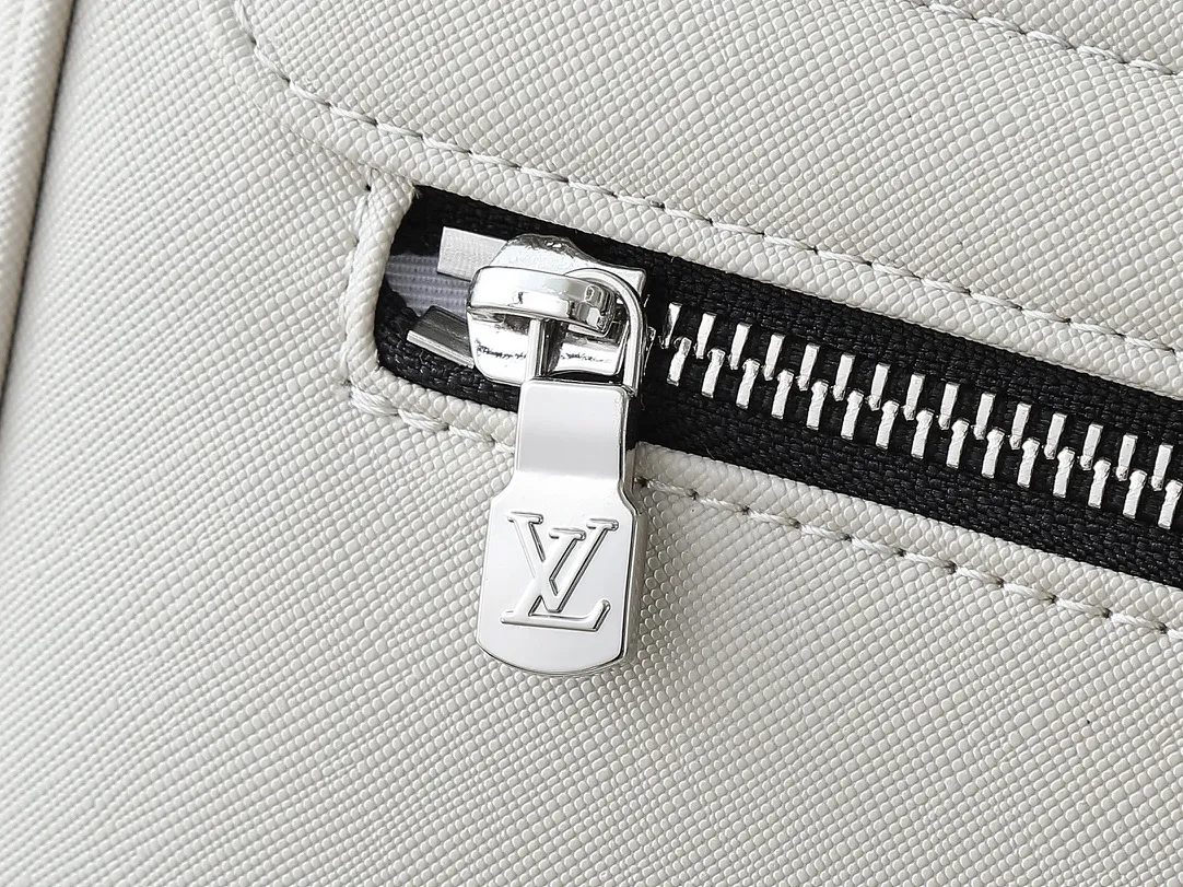 💰240💰Upgraded from the original M30850 M30851 M46255 This District small messenger bag is made of Damier Infini coated canvas, equipped with magnetic buckle closure and zipper back pocket, enriching daily travel with classic style. Adjustable shoulder strap marked with Louis Vuitton logo. Damier Infini coated canvas, cow leather trim, fabric lining, metal hardware, magnetic flap, zippered back pocket, inner patch pocket, inner front pocket, non-detachable, adjustable shoulder strap! Size:26x20x7CM