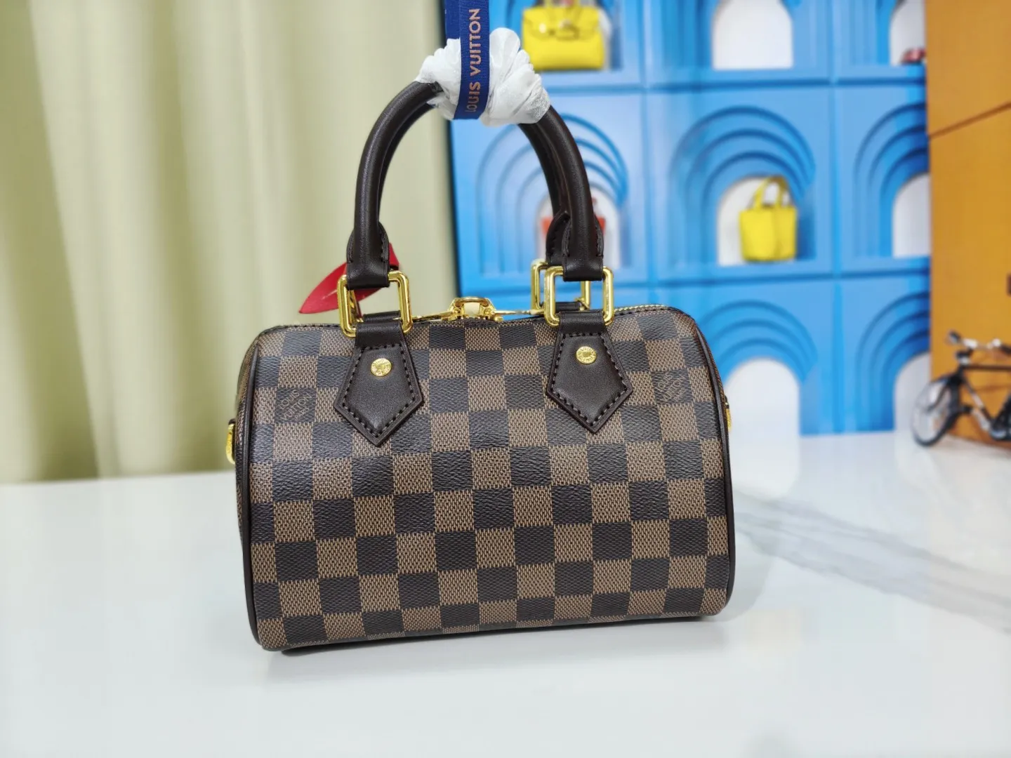 P240💰 M46222.M46234.M45957.M45948Presbyopia This Speedy Bandoulière 20 handbag is made of Monogram canvas, cow leather trim and fabric lining. It continues the classic design of Louis Vuitton Speedy travel bag in a compact size. It is equipped with rolled leather handles and a detachable and adjustable fabric shoulder strap embellished with the brand's logo texture. Detailed features 20.5 x 13.5 x 12 cm (length x height x width)