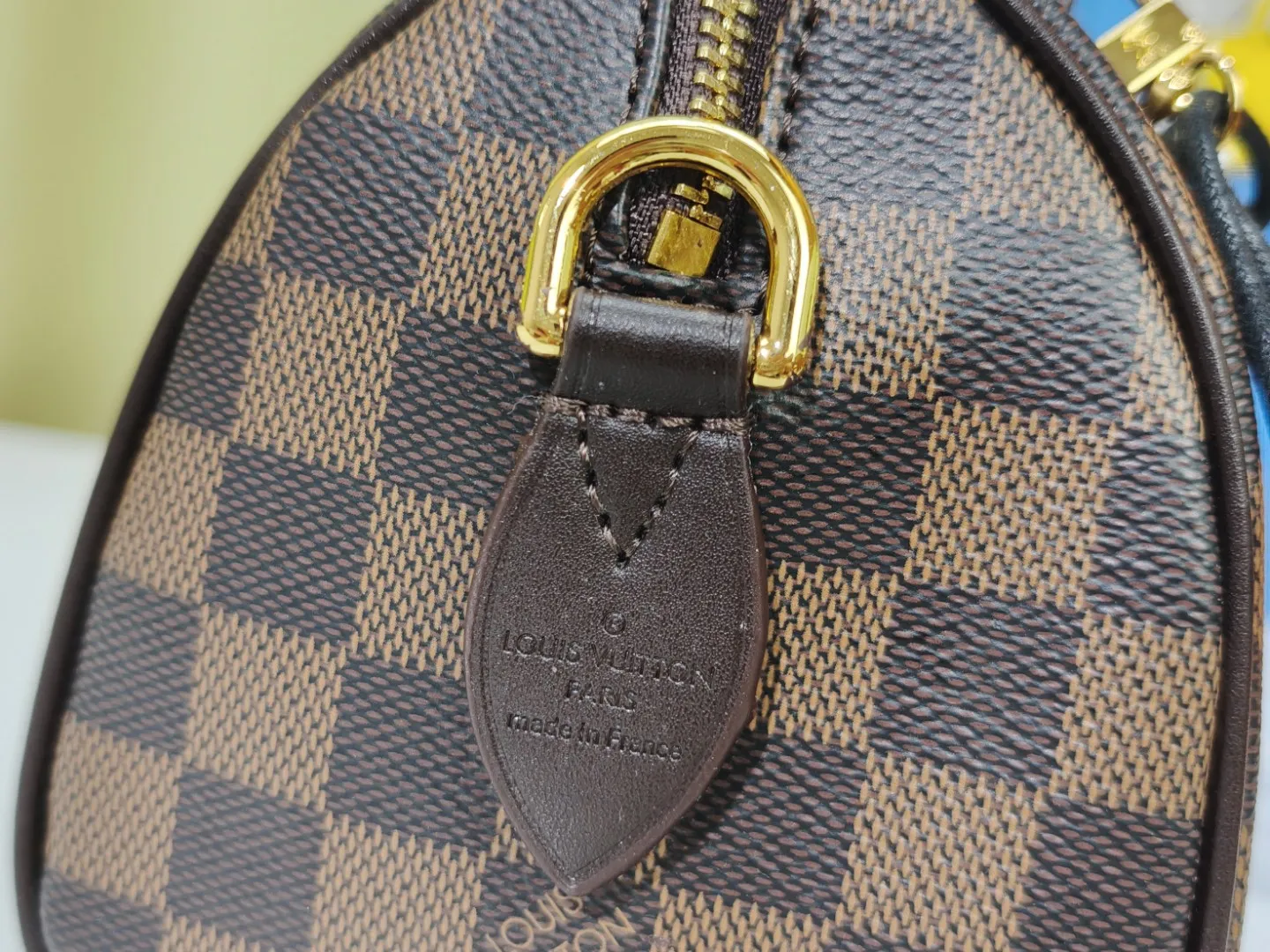 P240💰 M46222.M46234.M45957.M45948Presbyopia This Speedy Bandoulière 20 handbag is made of Monogram canvas, cow leather trim and fabric lining. It continues the classic design of Louis Vuitton Speedy travel bag in a compact size. It is equipped with rolled leather handles and a detachable and adjustable fabric shoulder strap embellished with the brand's logo texture. Detailed features 20.5 x 13.5 x 12 cm (length x height x width)