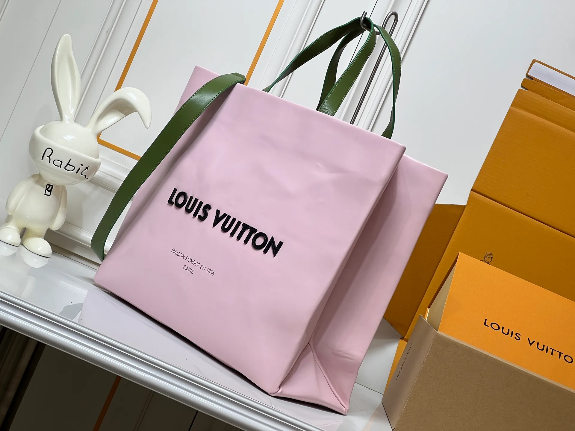 Batch 320💰M24457 Black Orange Blue Green Gray Presbyopia Plaid Black Crocodile Orange Crocodile Pattern 9 Colors ✔️ This Shopper medium handbag draws inspiration from Louis Vuitton shopping bags, with the words Louis Vuitton and Maison Fondée En 1854 written on soft cow leather, with a top handle and a detachable shoulder strap. Size: 40x32x16cm
