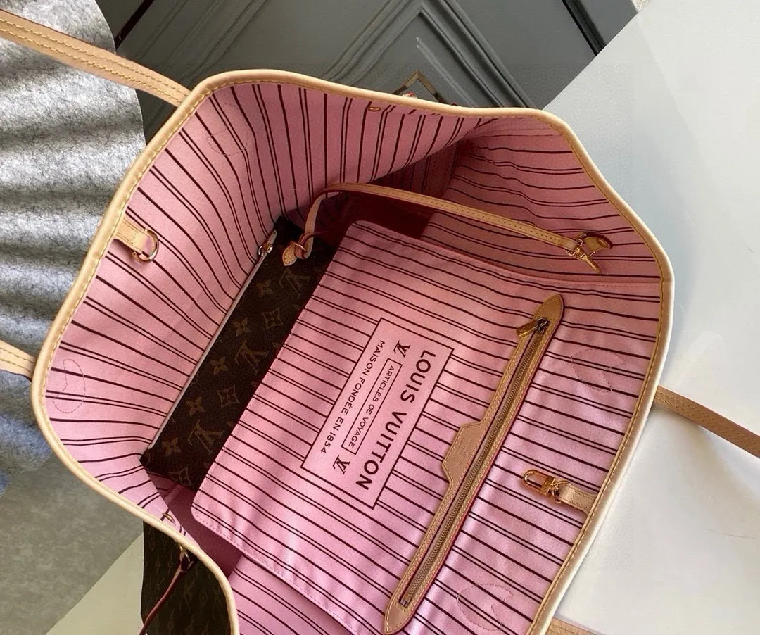 💰800 (large steel nails) top original order M50367NEVERFULL large handbag Neverfull is a new interpretation of the classic handbag and explores the exquisite details inside the bag. Redesigned interior pockets feature fresh fabric linings and vintage details inspired by the Louis Vuitton archives, most notably the detachable zippered clutch, which can be used as a sophisticated clutch on its own or as an additional pocket. Bright lining tones add a more lively feel to Monogram's classic canvas. Detailed features 39 x 32 x 19 cm (Length x Height x Width) Redesigned interior pocket with details inspired by the Louis Vuitton archives Pockets lined with linen fabric Removable zippered clutch with tonal interior pocket Natural cowhide leather trim Shiny gold-tone hardware Handles: double handles
