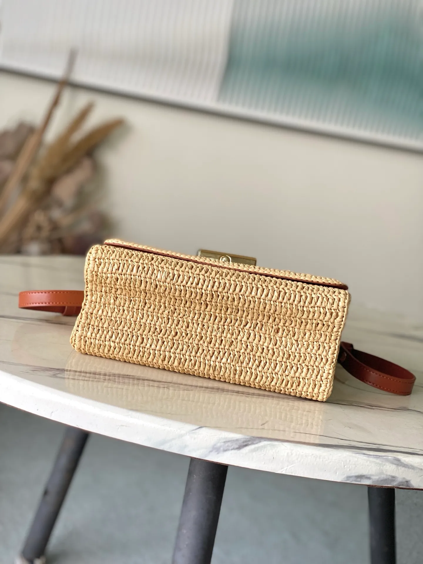 💰1340 Top original order M14309 This small TwistSlim handbag embodies the leisurely style of the French Riviera and demonstrates the brand's exquisite craftsmanship with creative touches. The raffia bag features contrasting leather trim and the signature LVTwist twist lock, multiple pockets for organized storage, and a removable mirror for added functionality. Dimensions: 19 × 15 × 7 cm
