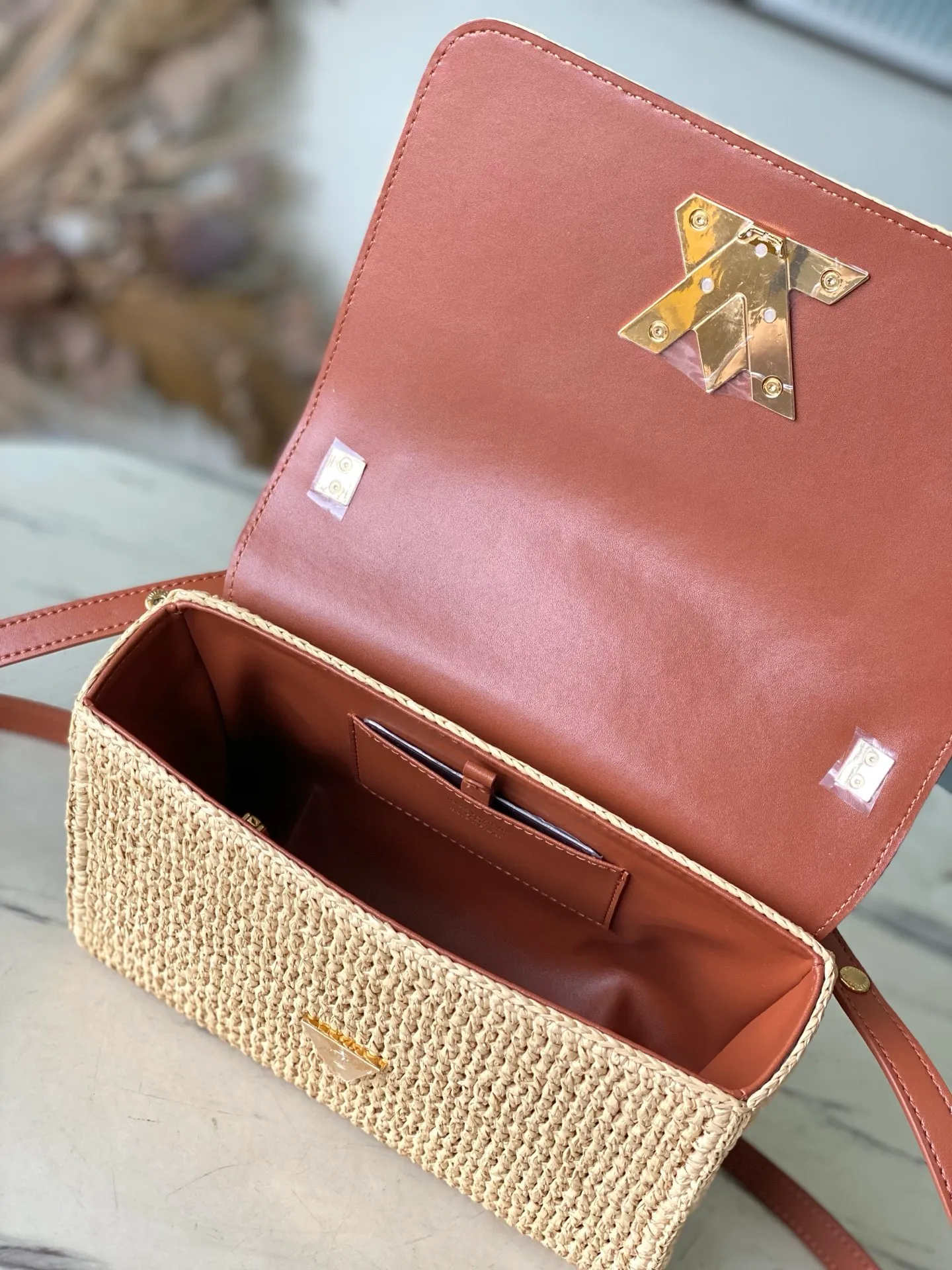 💰1340 Top original order M14309 This small TwistSlim handbag embodies the leisurely style of the French Riviera and demonstrates the brand's exquisite craftsmanship with creative touches. The raffia bag features contrasting leather trim and the signature LVTwist twist lock, multiple pockets for organized storage, and a removable mirror for added functionality. Dimensions: 19 × 15 × 7 cm