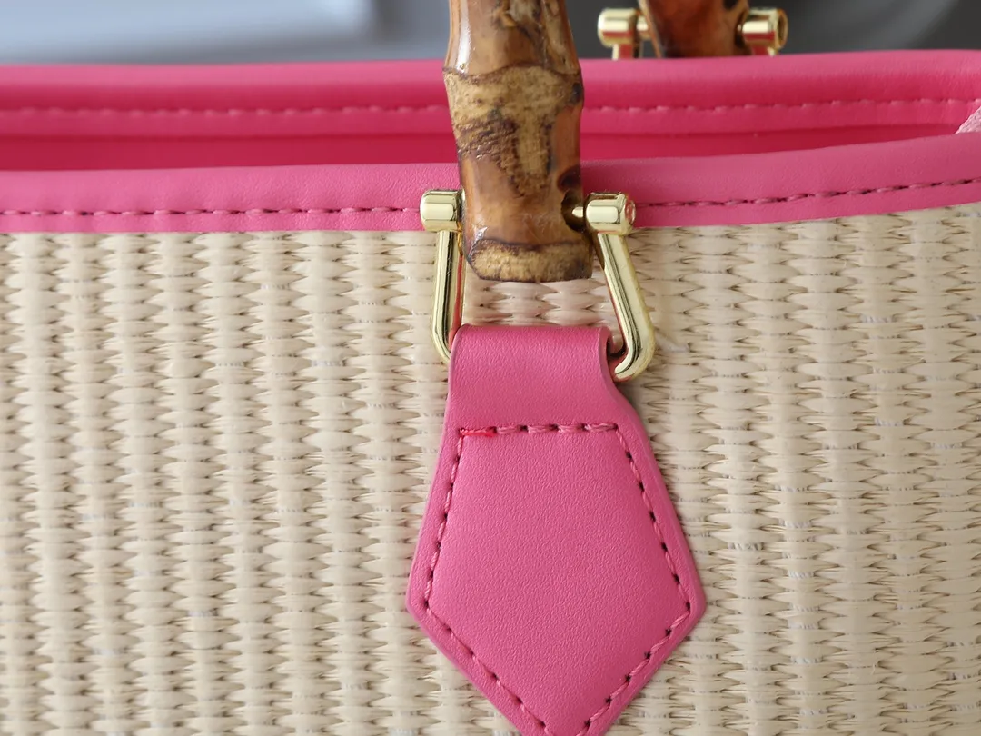 💰320💰Upgraded from the original M66588. This Wallet On Chain handbag is from Louis Vuitton's LV Bloom series. The main material is straw woven in a fashionable and practical configuration, and the logo is embroidered with silk thread. The perfect combination of real bamboo handbags and pp straw, ample space, fashionable and versatile. The love package that is the dream of millions of girls. 8 colors available (plum pink, khaki, green, black, white, red, caramel, orange) Dimensions: 20.0 x 20.5 x 11.0 cm (length x height x width)