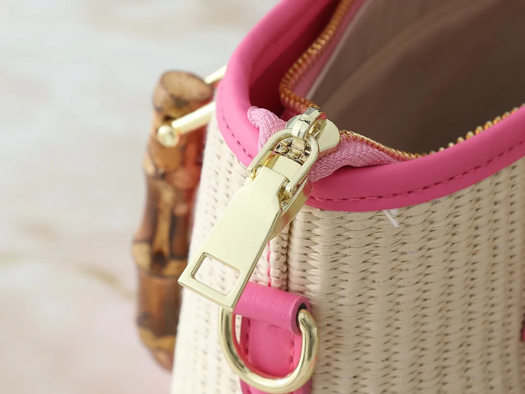 💰320💰Upgraded from the original M66588. This Wallet On Chain handbag is from Louis Vuitton's LV Bloom series. The main material is straw woven in a fashionable and practical configuration, and the logo is embroidered with silk thread. The perfect combination of real bamboo handbags and pp straw, ample space, fashionable and versatile. The love package that is the dream of millions of girls. 8 colors available (plum pink, khaki, green, black, white, red, caramel, orange) Dimensions: 20.0 x 20.5 x 11.0 cm (length x height x width)