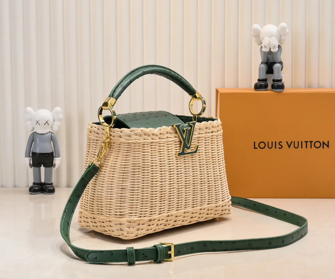 The upgraded version of P680 M11619 crocodile pattern CapucinesBB handbag has a unique rattan weaving structure, paying tribute to the Louis Vuitton picnic box design that came out in 1892. The cow leather shapes the top handle and flap, the LV letters reveal a metallic texture, and the detachable and adjustable leather shoulder strap makes it easy to carry on the shoulder. The gift box packaging provided with this product may be reasonably adjusted depending on the stock situation, and may be different from the packaging style displayed on this product page. Please refer to the actual gift box packaging style received for details. Size:27×17.3×9cm