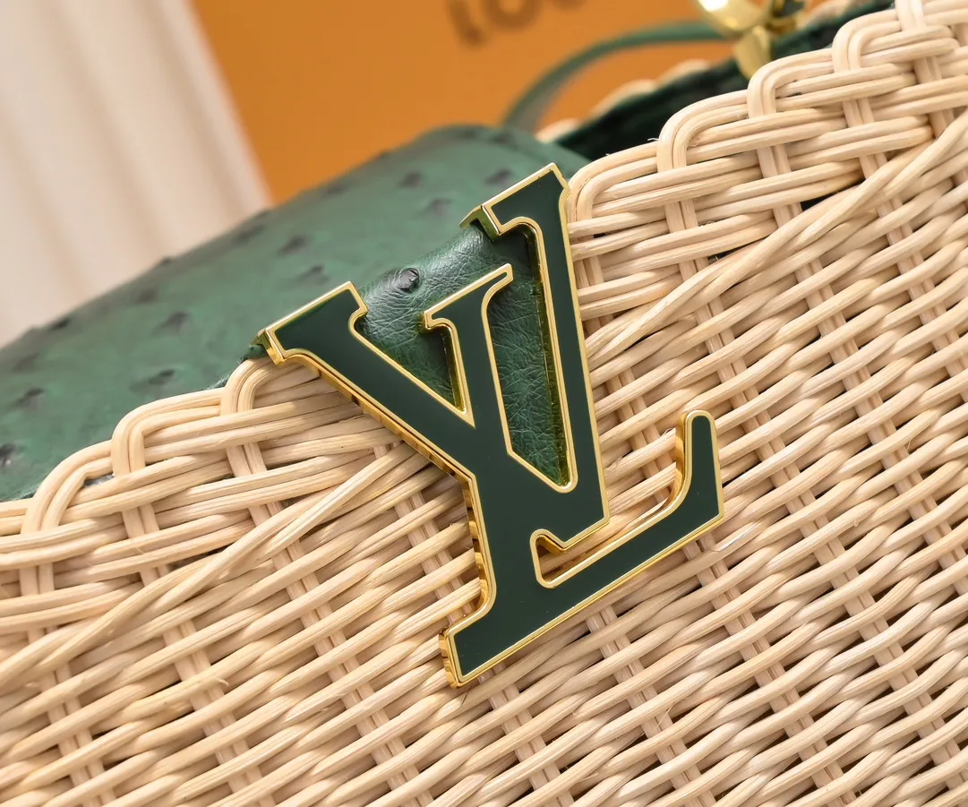 The upgraded version of P680 M11619 crocodile pattern CapucinesBB handbag has a unique rattan weaving structure, paying tribute to the Louis Vuitton picnic box design that came out in 1892. The cow leather shapes the top handle and flap, the LV letters reveal a metallic texture, and the detachable and adjustable leather shoulder strap makes it easy to carry on the shoulder. The gift box packaging provided with this product may be reasonably adjusted depending on the stock situation, and may be different from the packaging style displayed on this product page. Please refer to the actual gift box packaging style received for details. Size:27×17.3×9cm
