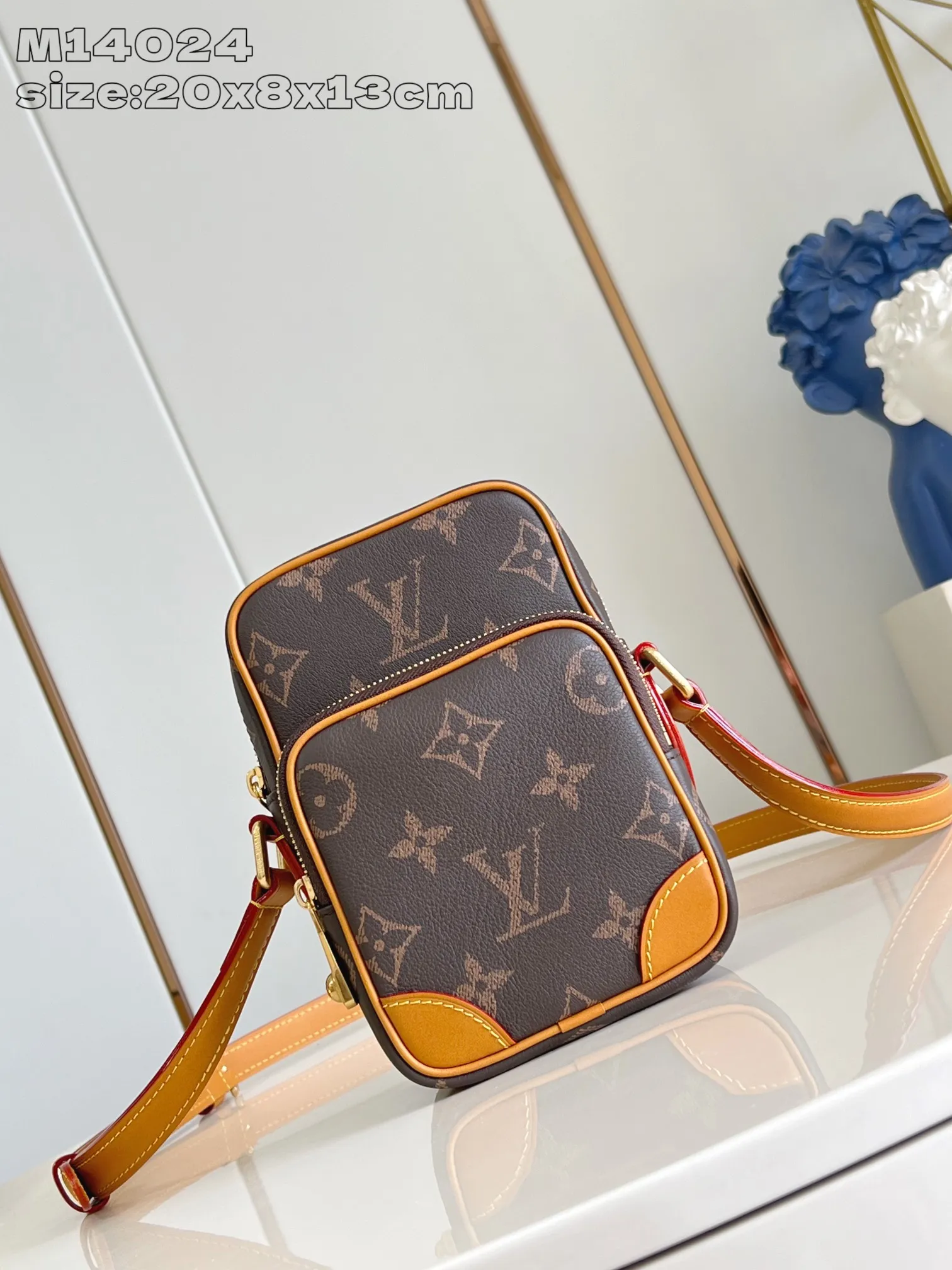 💰980 Top Original [Exclusive Real Shot M14024] In his latest series, Pharrell Williams reinvents the Amazone crossbody bag from the 1980s, updating it with luxurious details. Select soft cow leather and cover it with Monogram printing. The leather texture is like vintage Monogram canvas. The bag is embellished with a pearl zipper and comes with a detachable metal Louis Vuitton hangtag, reminiscent of the nameplate on the brand's vintage luggage. 20 x 8 x 13.5 cm (H x W x L)