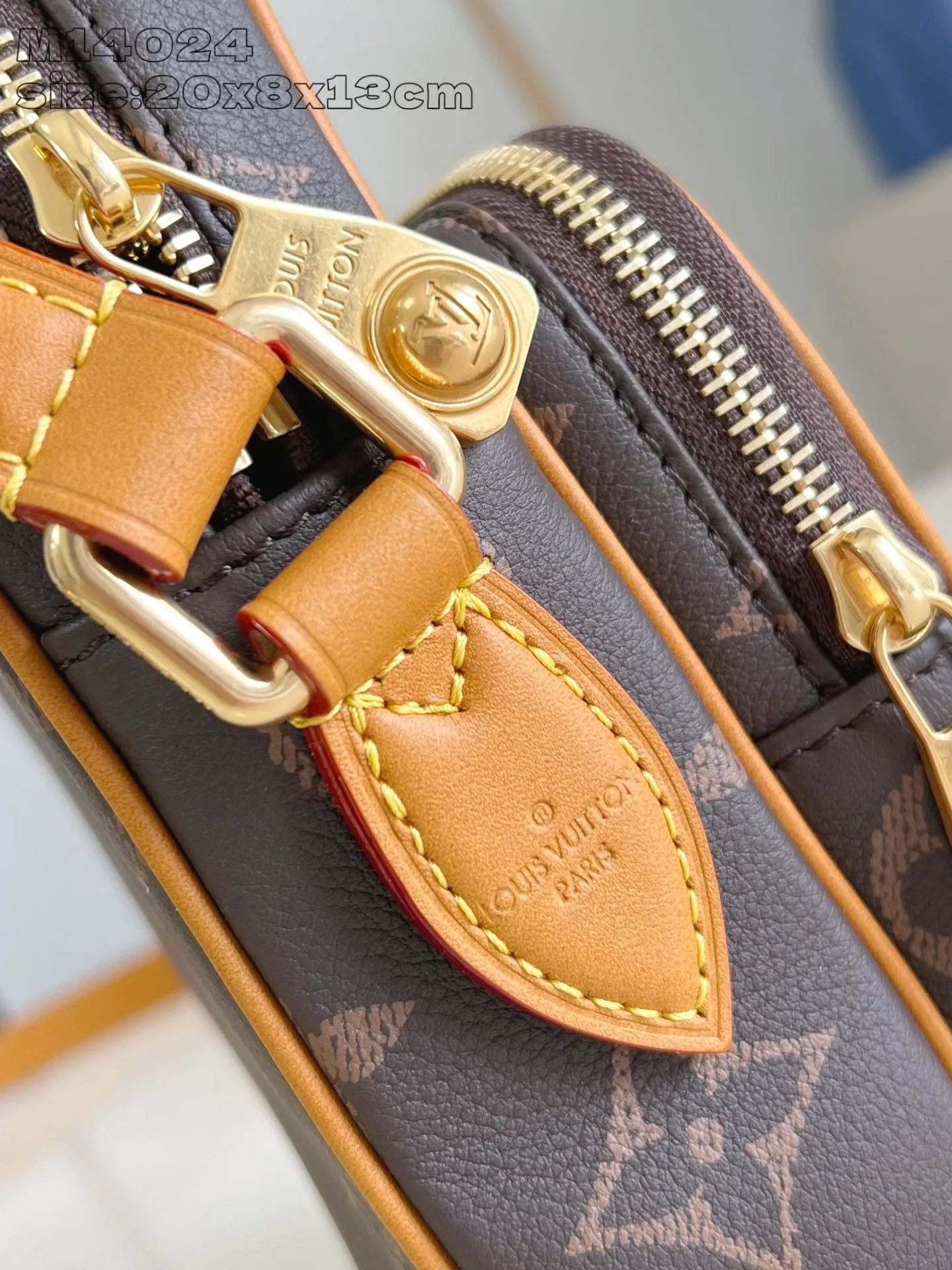 💰980 Top Original [Exclusive Real Shot M14024] In his latest series, Pharrell Williams reinvents the Amazone crossbody bag from the 1980s, updating it with luxurious details. Select soft cow leather and cover it with Monogram printing. The leather texture is like vintage Monogram canvas. The bag is embellished with a pearl zipper and comes with a detachable metal Louis Vuitton hangtag, reminiscent of the nameplate on the brand's vintage luggage. 20 x 8 x 13.5 cm (H x W x L)