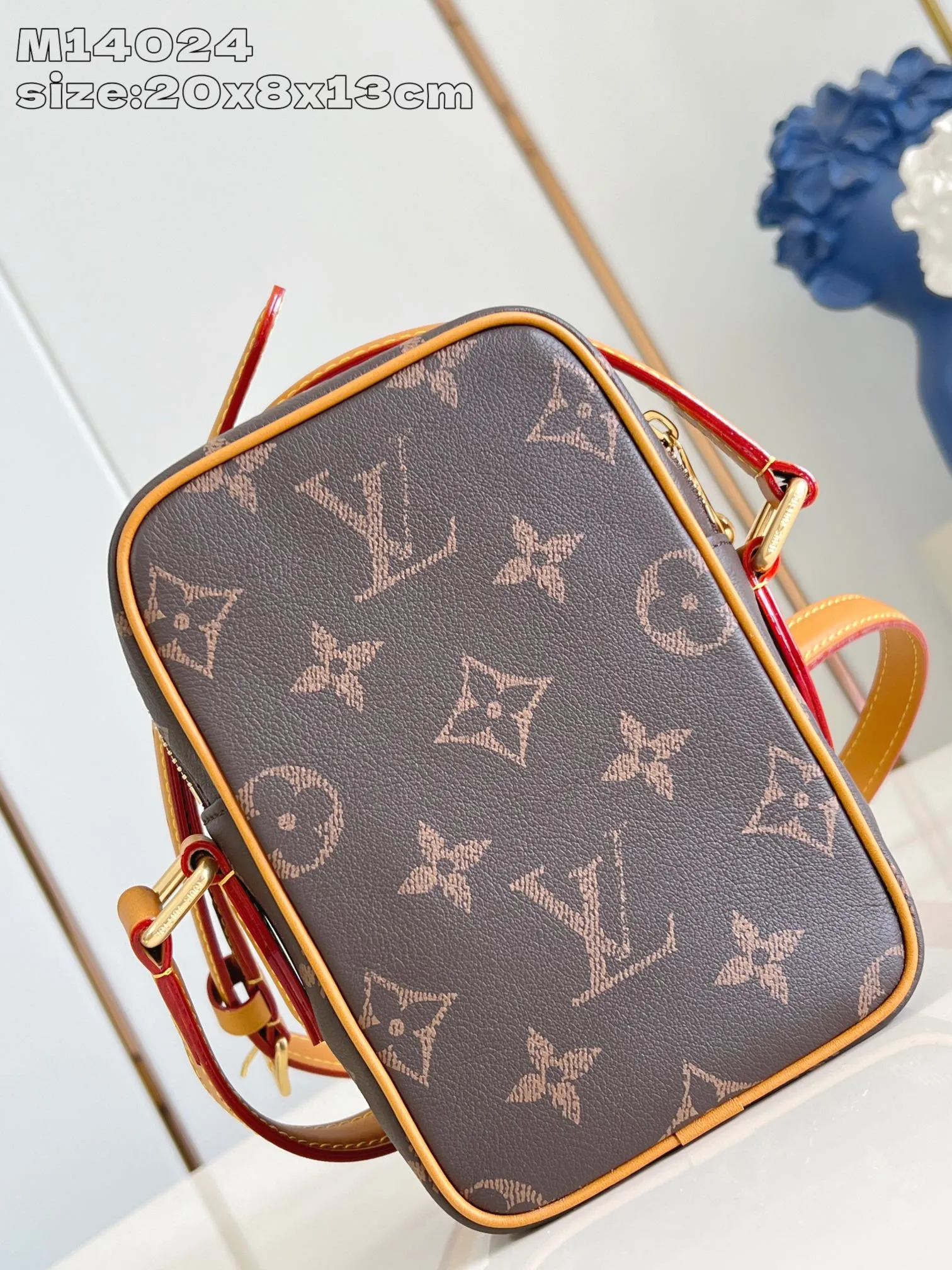 💰980 Top Original [Exclusive Real Shot M14024] In his latest series, Pharrell Williams reinvents the Amazone crossbody bag from the 1980s, updating it with luxurious details. Select soft cow leather and cover it with Monogram printing. The leather texture is like vintage Monogram canvas. The bag is embellished with a pearl zipper and comes with a detachable metal Louis Vuitton hangtag, reminiscent of the nameplate on the brand's vintage luggage. 20 x 8 x 13.5 cm (H x W x L)