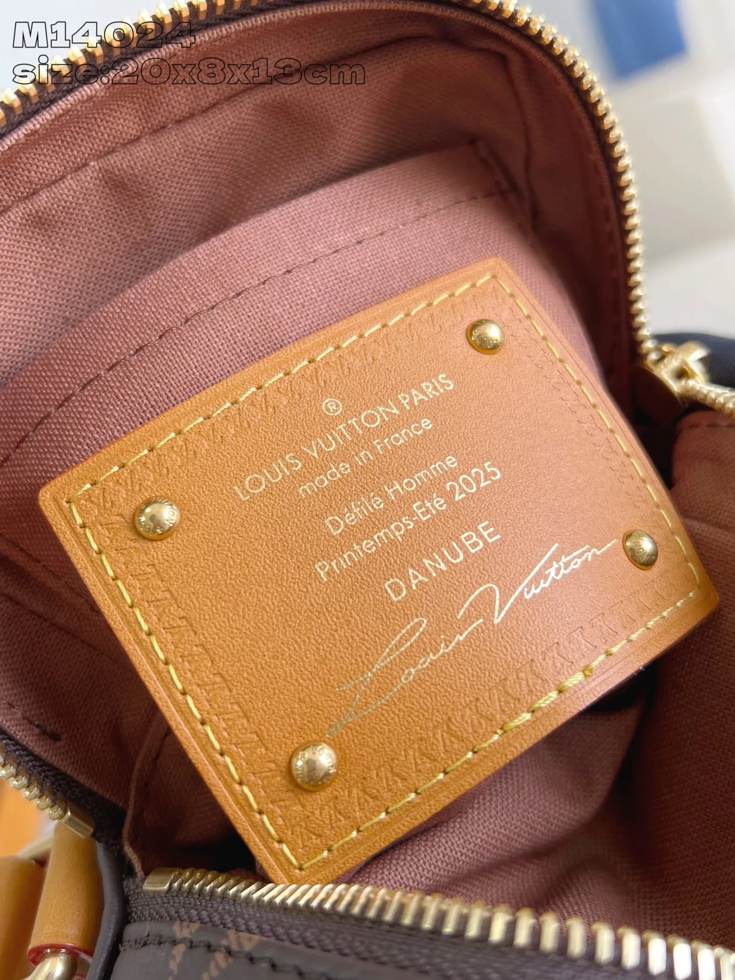 💰980 Top Original [Exclusive Real Shot M14024] In his latest series, Pharrell Williams reinvents the Amazone crossbody bag from the 1980s, updating it with luxurious details. Select soft cow leather and cover it with Monogram printing. The leather texture is like vintage Monogram canvas. The bag is embellished with a pearl zipper and comes with a detachable metal Louis Vuitton hangtag, reminiscent of the nameplate on the brand's vintage luggage. 20 x 8 x 13.5 cm (H x W x L)
