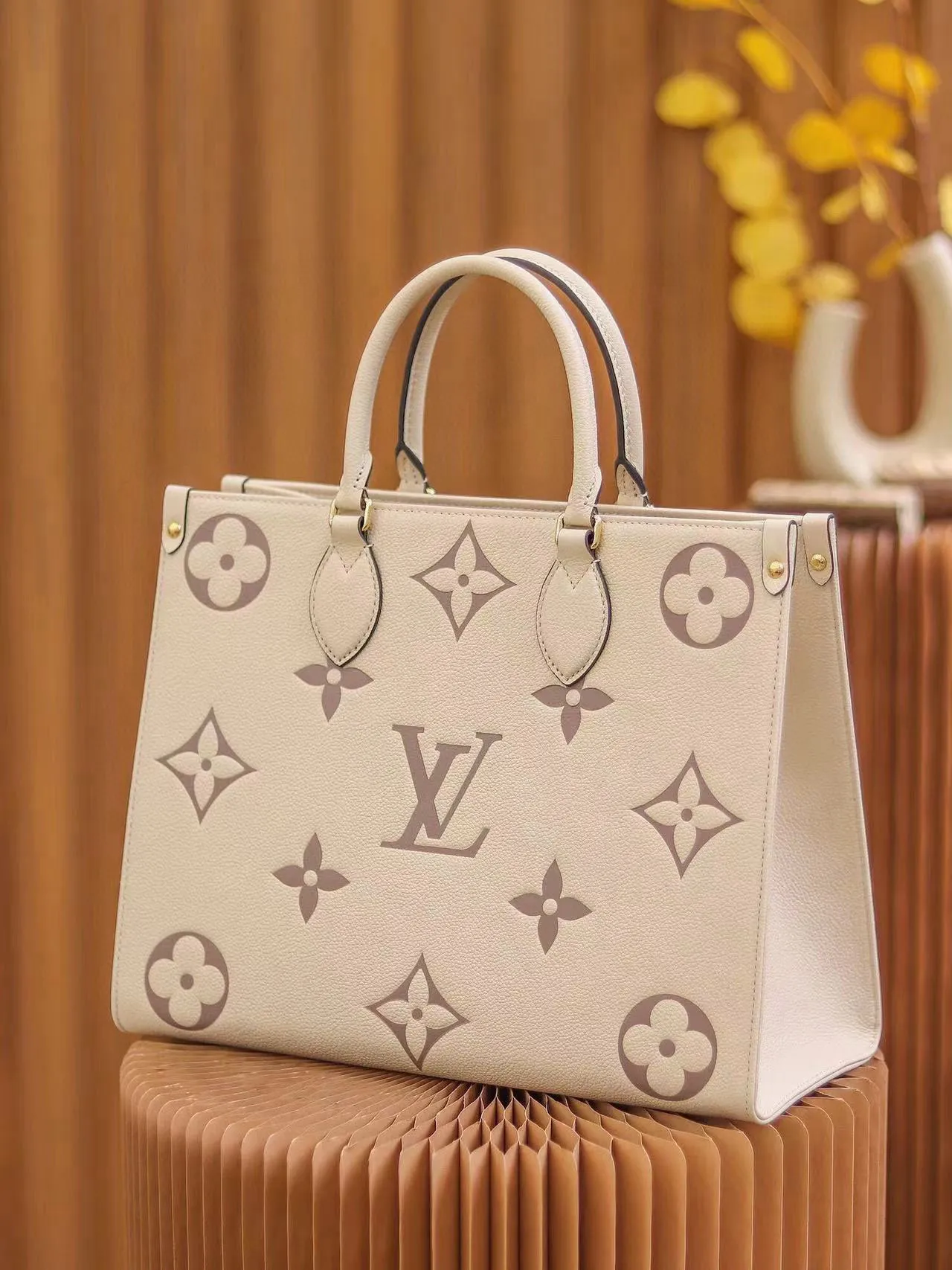 💰1120 (top layer leather transcoding chip) top original order, all steel hardware]𝙊𝙉𝙏𝙃𝙀𝙂𝙊 medium size: 35*27*14cm model: m45495 This season's new 𝙊𝙉𝙏𝙃𝙀𝙂𝙊 gives people a brand new feeling, a classic iconic shape, but it uses calfskin with patterns that are first printed and dyed and then embossed, which makes it look more high-end and fashionable. This year's designers are really cheating. Friends who are tired of looking at presbyopic patterns can choose to buy this one. It's so advanced!