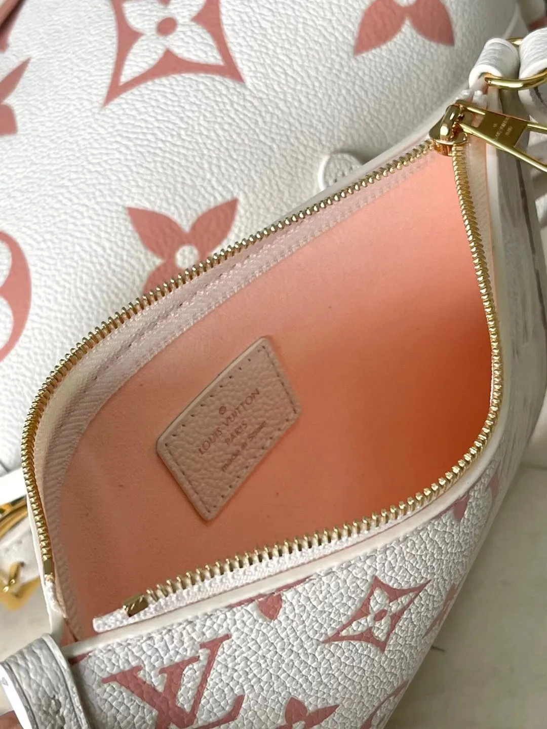 💰1180 (top layer leather) top original order M46288. Support counter inspection. Photos taken of duty-free goods are consistent with the product without unpacking. This product is an exclusive duty-free product in the market and is the highest-end product. Inspection is supported. This product has passed strict inspection and is flawless. Please wear gloves when touching the product. This product is not returnable or exchangeable. Please confirm the product first and then remove the label on the handle. This product is temporarily not open to the public, only regular customers, and is in short supply. Dimensions: 29 x 24 x 12 cm