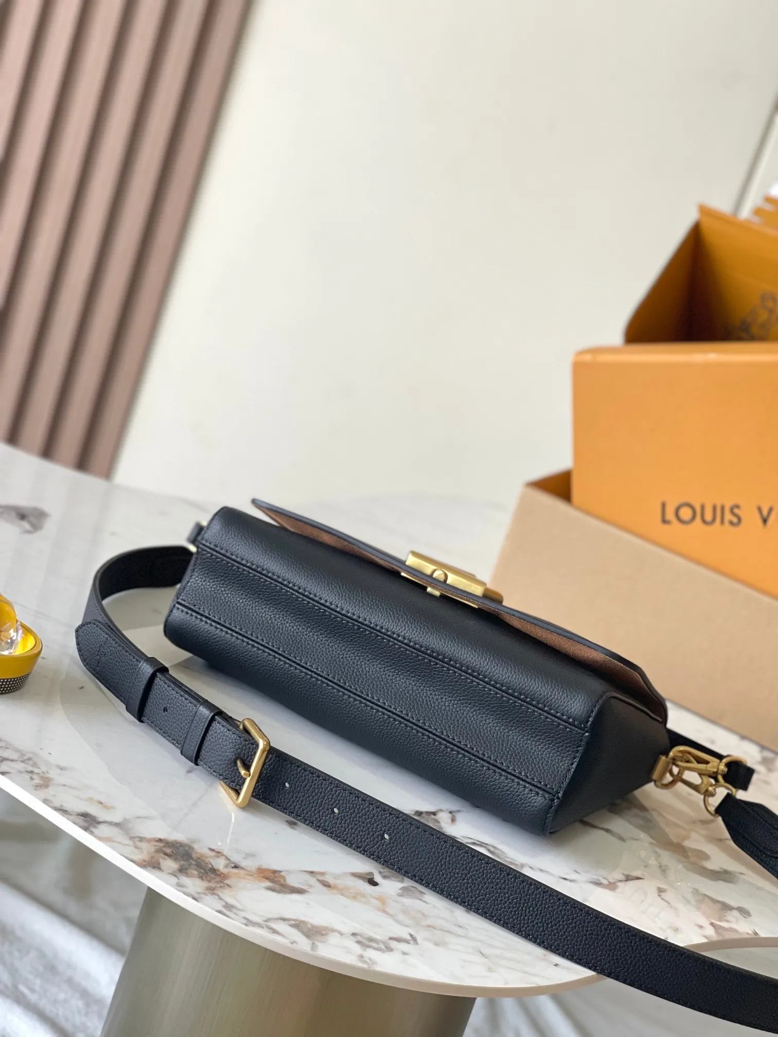 p2560 [Special grade MB chip version original leather] Soft Twist handbag Model: M24639 black dynamic chip version Material: A-grade all-steel hardware, imported original fabric Packaging: full set of original duty-free MB packaging Size: 27*19*9CM