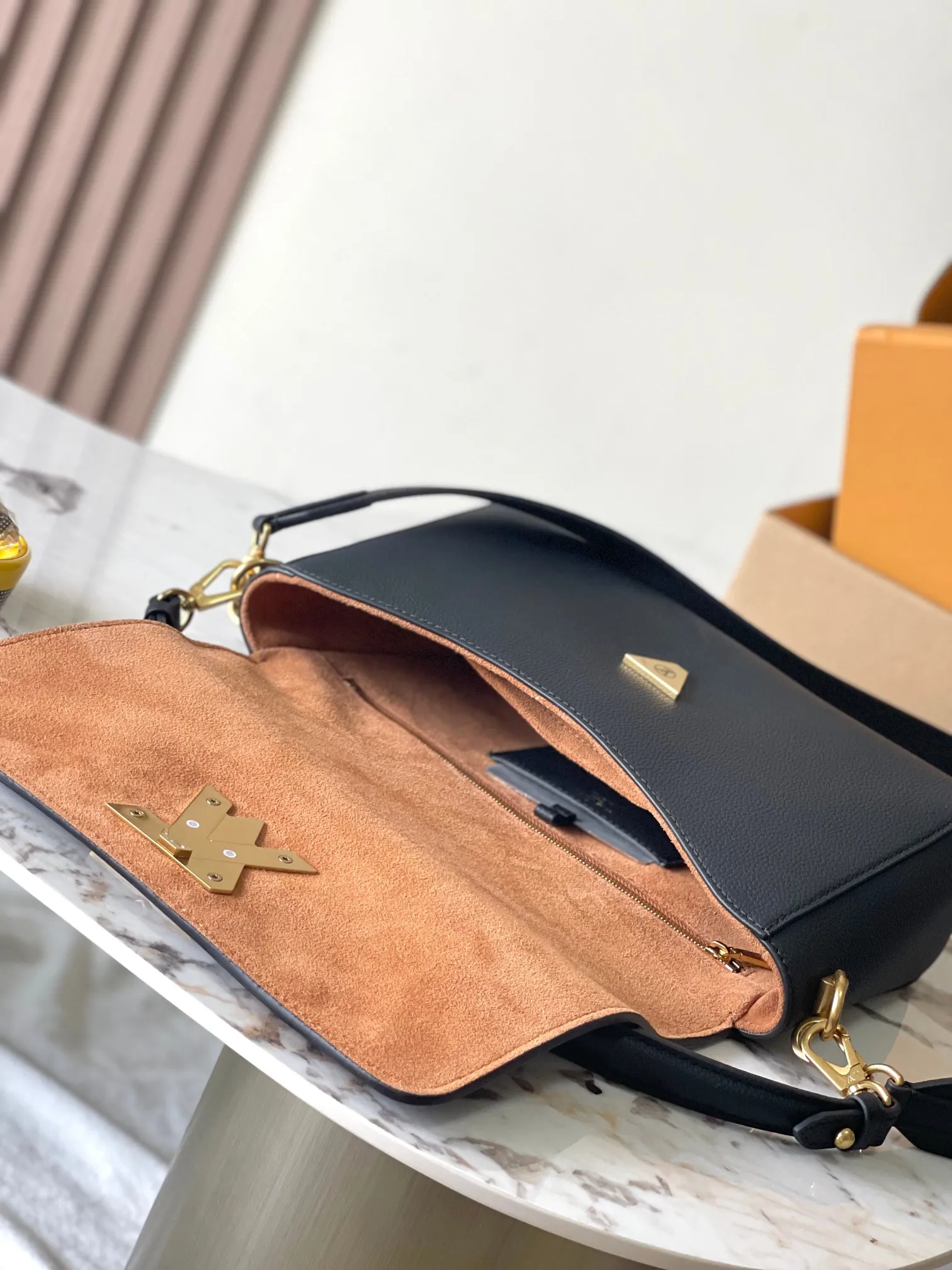 p2560 [Special grade MB chip version original leather] Soft Twist handbag Model: M24639 black dynamic chip version Material: A-grade all-steel hardware, imported original fabric Packaging: full set of original duty-free MB packaging Size: 27*19*9CM