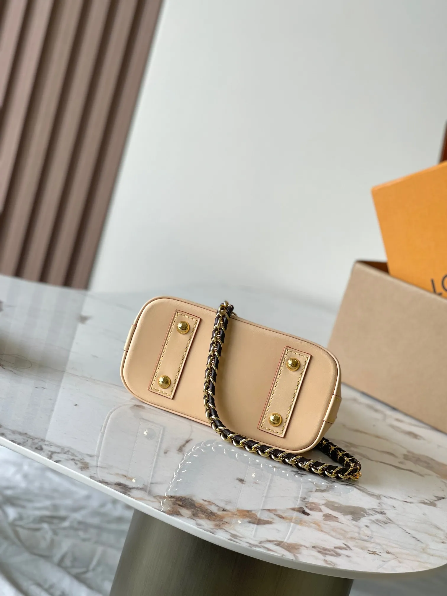 p2000 [Special grade MB163c chip version original leather] This Alma mini handbag Model: M14933 Material: Grade A all-steel hardware, imported original fabric Packaging: Full set of original duty-free MB packaging Size: 18*12*8CM
