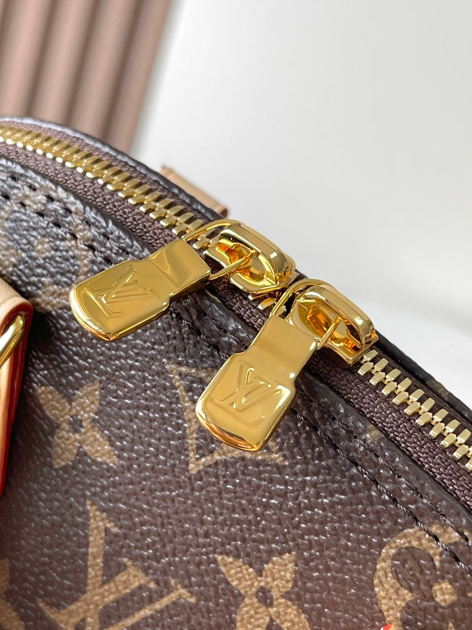 p2000 [Special grade MB163c chip version original leather] This Alma mini handbag Model: M14933 Material: Grade A all-steel hardware, imported original fabric Packaging: Full set of original duty-free MB packaging Size: 18*12*8CM