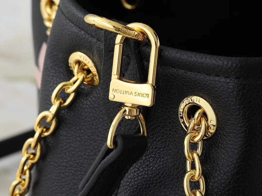 💰260💰Upgraded original version ✨M11283 M25453 M47209 M46545 M46492 This Summer Bundle handbag is from the Dégradé series. The new drawstring design adds a summer atmosphere. The Monogram Empreinte embossed leather bag features a gradient tone to brighten any seasonal look. The double handles and detachable cross-body strap provide a variety of stylish carrying options, making it a great companion for travel day and night. Detailed features: 28 x 20 x 11.5 (Length x Height x Width)