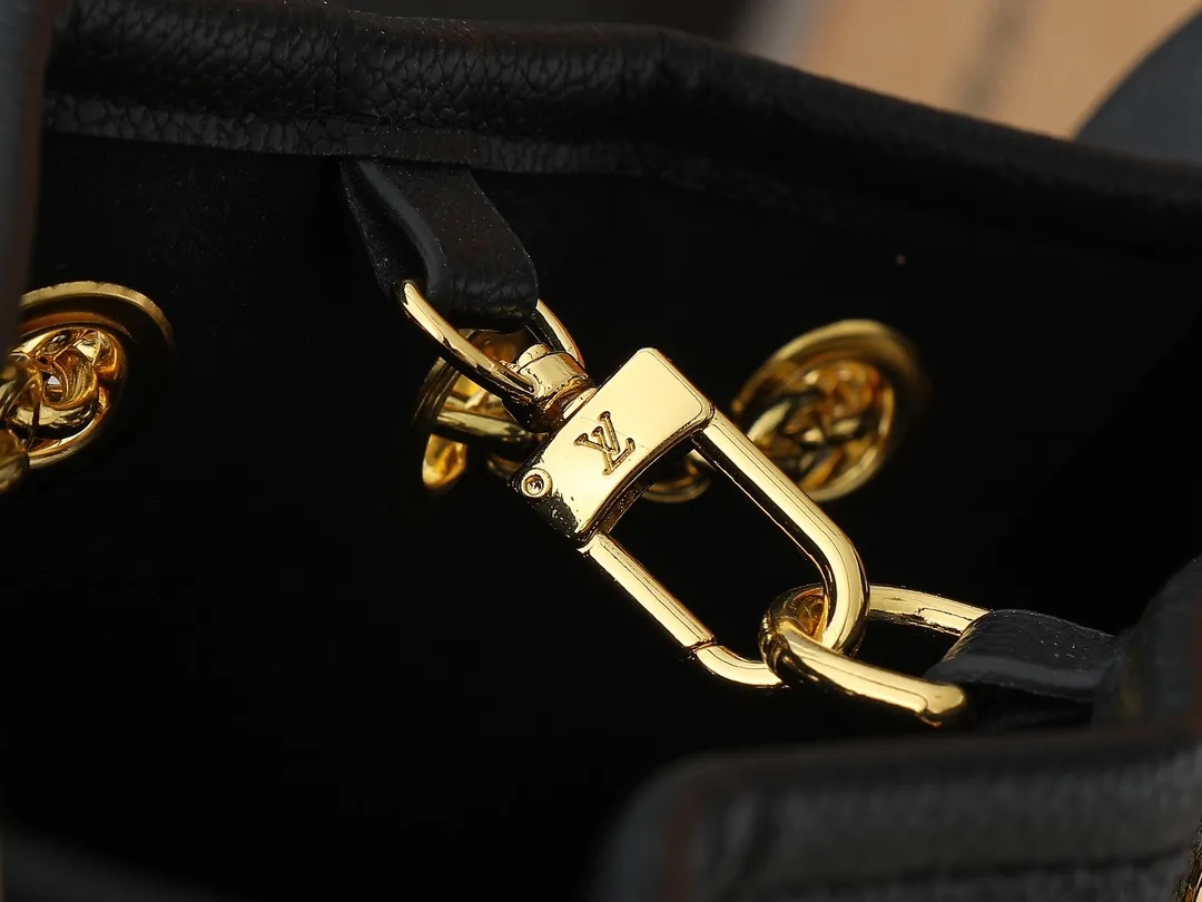 💰260💰Upgraded original version ✨M11283 M25453 M47209 M46545 M46492 This Summer Bundle handbag is from the Dégradé series. The new drawstring design adds a summer atmosphere. The Monogram Empreinte embossed leather bag features a gradient tone to brighten any seasonal look. The double handles and detachable cross-body strap provide a variety of stylish carrying options, making it a great companion for travel day and night. Detailed features: 28 x 20 x 11.5 (Length x Height x Width)