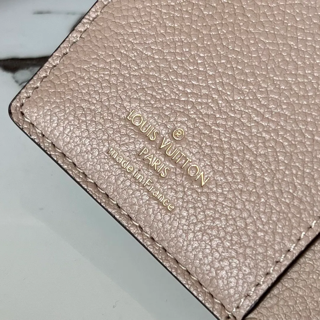 Factory price 480 Top original order M80152 Apricot This Cléa wallet is made of Monogram Empreinte soft grained cowhide, embellished with Louis Vuitton's iconic Monogram embossed pattern. It has a stylish design, is exquisite and compact but has a spacious capacity. It is equipped with an external patch pocket, zipper coin pocket, banknote compartment and six credit card slots. Details 12 x 9 x 3.5 cm (Length x Height x Width) Turtledove beige Soft grained embossed cowhide Leather lining Gold-tone hardware Snap-button closure Compartment for notes Accordion zip coin pocket External patch pocket Inner card compartment 6 credit card slots