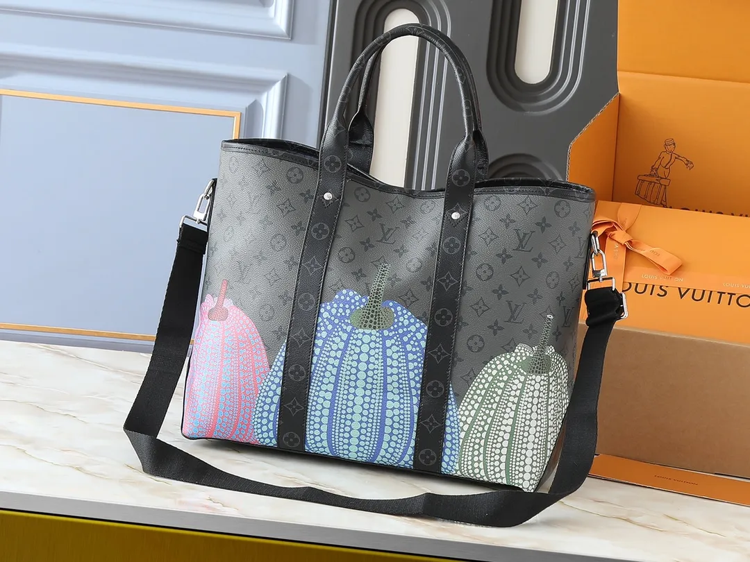 💰320💰Upgraded from the original M46434, the Louis Vuitton x Yayoi Kusama collaboration series launches the LV x YK Weekend Tote handbag, which combines the classic Monogram pattern with the artist’s iconic pumpkin elements. Yayoi Kusama has been obsessed with the warm imagery and anthropomorphic qualities of pumpkins since she was a child. This time, she is playfully presented on Monogram Eclipse Reverse canvas, making it a great collection for art lovers and Monogram fans. Dimensions: 43x34x17.5cm