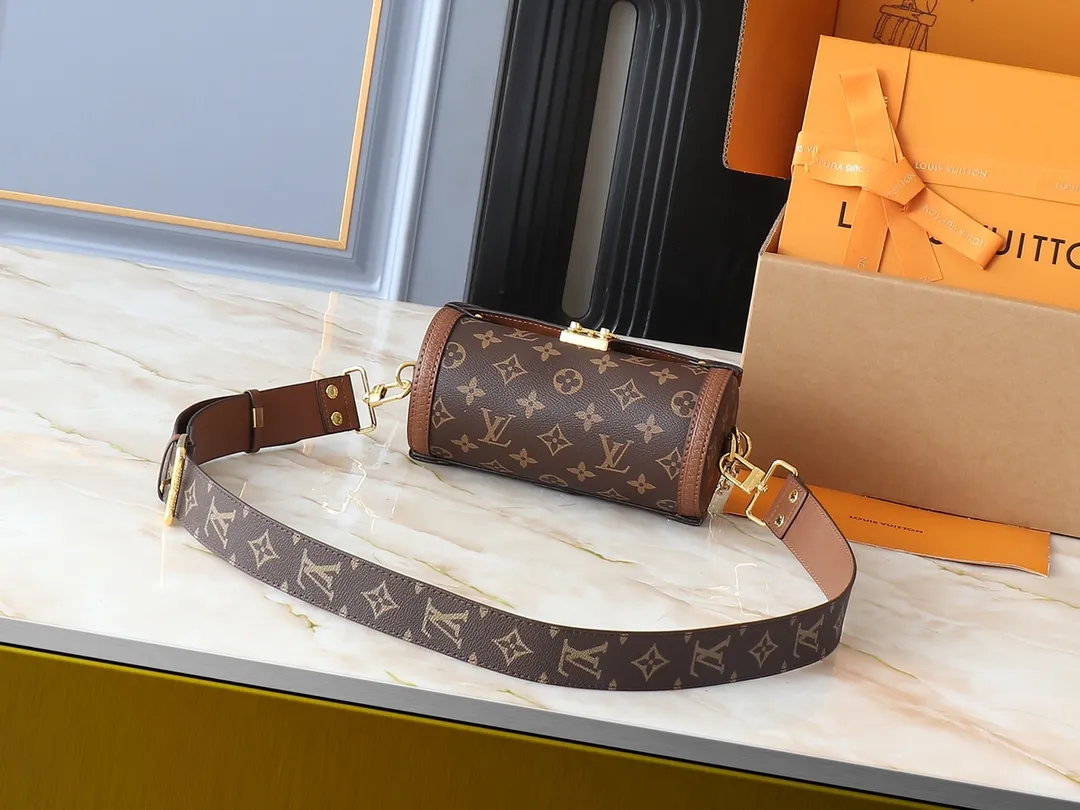 💰260💰Upgraded original M57835 presbyopic barrel bag Papillon BB handbag prefall 2021 autumn and winter series new Papillon trunk toile monogram handbag selects Monogram leather with Monogram print, reproducing the classic Papillon handbag silhouette in a pocket size. Removable jacquard shoulder strap delivers a sporty feel Dimensions: 20 x 10 x 10 cm