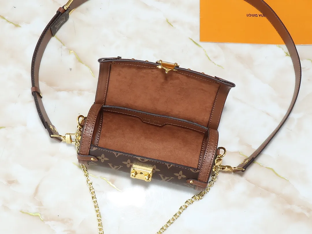 💰260💰Upgraded original M57835 presbyopic barrel bag Papillon BB handbag prefall 2021 autumn and winter series new Papillon trunk toile monogram handbag selects Monogram leather with Monogram print, reproducing the classic Papillon handbag silhouette in a pocket size. Removable jacquard shoulder strap delivers a sporty feel Dimensions: 20 x 10 x 10 cm