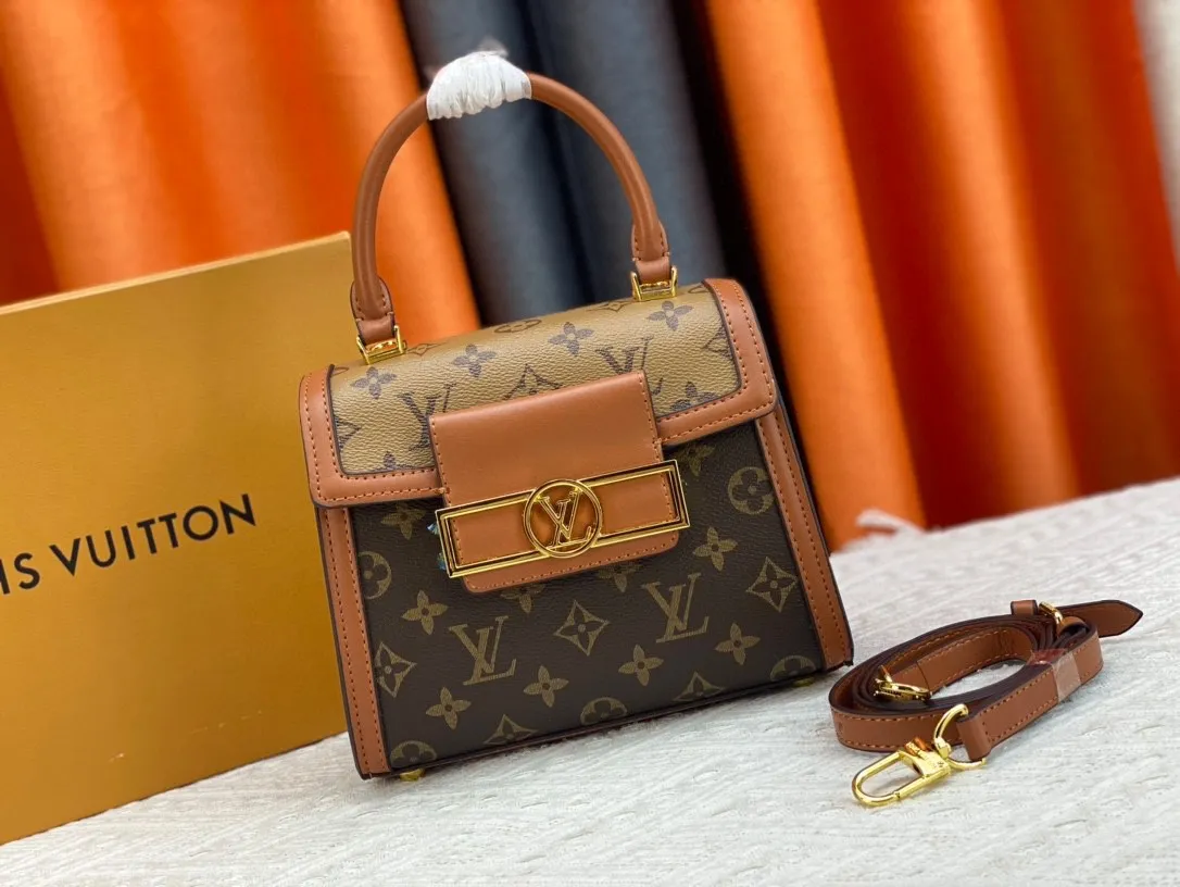 P260 Upgraded from the original version to the new M43561 M46751 2024 catwalk model, the Pochette Metis handbag is made of Monogram Empreinte leather with Monogram pattern, and is equipped with a Daphne lock derived from the brand's classic hard case. The elegant handles and detachable shoulder strap make it easy to carry over the shoulder or cross-body. Dimensions: 21x16.5x10 cm
