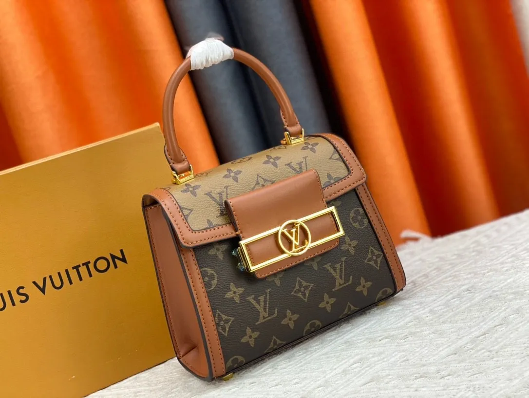 P260 Upgraded from the original version to the new M43561 M46751 2024 catwalk model, the Pochette Metis handbag is made of Monogram Empreinte leather with Monogram pattern, and is equipped with a Daphne lock derived from the brand's classic hard case. The elegant handles and detachable shoulder strap make it easy to carry over the shoulder or cross-body. Dimensions: 21x16.5x10 cm
