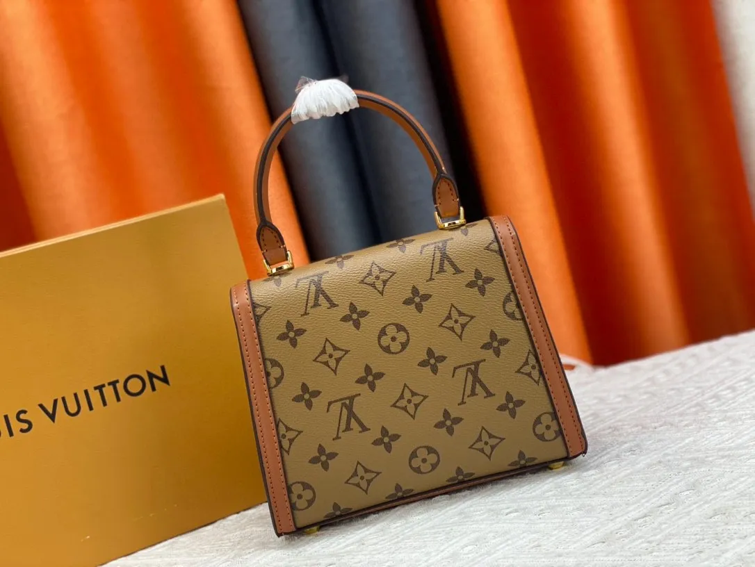 P260 Upgraded from the original version to the new M43561 M46751 2024 catwalk model, the Pochette Metis handbag is made of Monogram Empreinte leather with Monogram pattern, and is equipped with a Daphne lock derived from the brand's classic hard case. The elegant handles and detachable shoulder strap make it easy to carry over the shoulder or cross-body. Dimensions: 21x16.5x10 cm