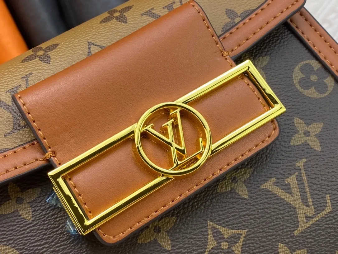 P260 Upgraded from the original version to the new M43561 M46751 2024 catwalk model, the Pochette Metis handbag is made of Monogram Empreinte leather with Monogram pattern, and is equipped with a Daphne lock derived from the brand's classic hard case. The elegant handles and detachable shoulder strap make it easy to carry over the shoulder or cross-body. Dimensions: 21x16.5x10 cm