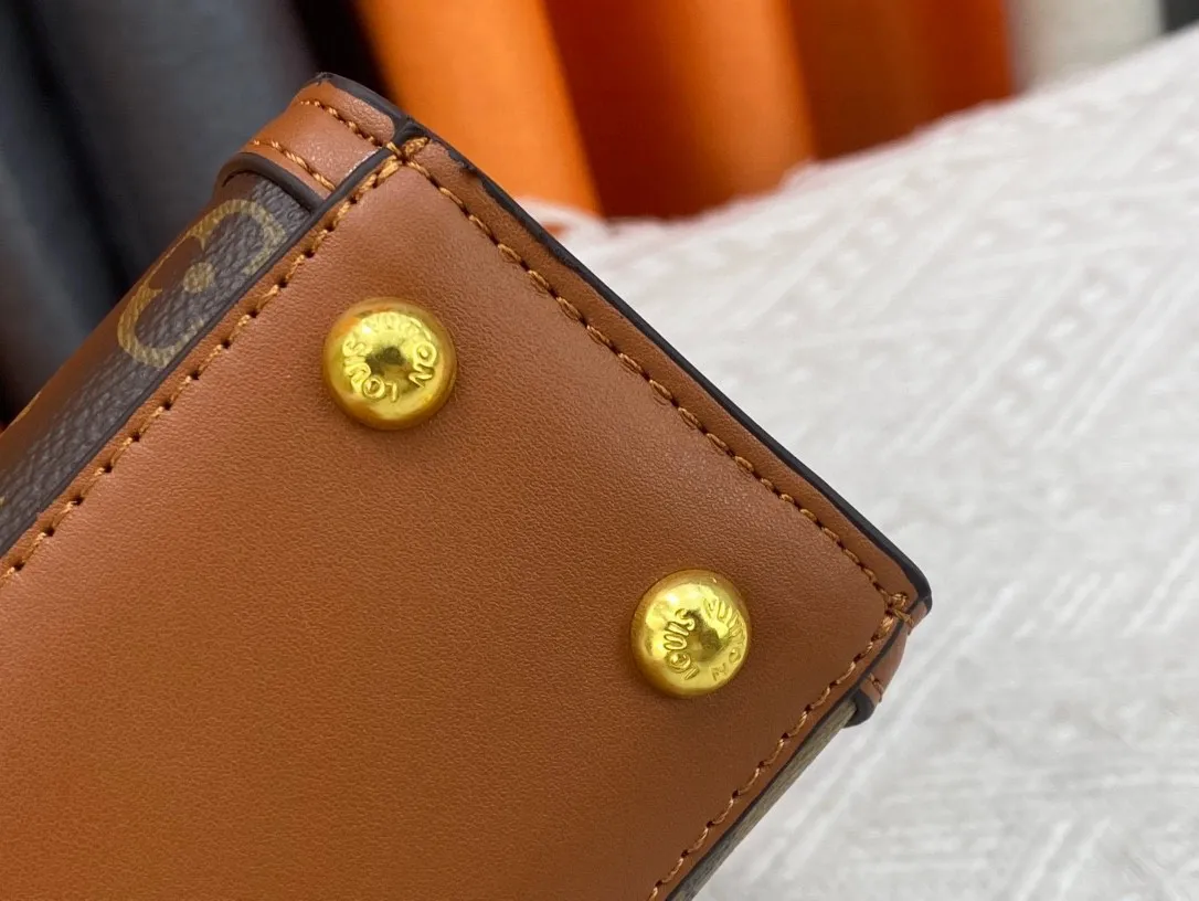 P260 Upgraded from the original version to the new M43561 M46751 2024 catwalk model, the Pochette Metis handbag is made of Monogram Empreinte leather with Monogram pattern, and is equipped with a Daphne lock derived from the brand's classic hard case. The elegant handles and detachable shoulder strap make it easy to carry over the shoulder or cross-body. Dimensions: 21x16.5x10 cm