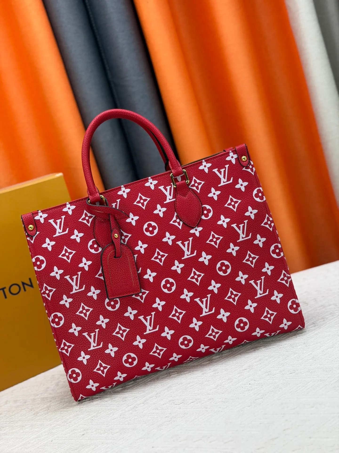 P280 Upgraded original version (latest color) M10303 M45495 M45039 M45321 M44571 This OnTheGo medium Tote bag is printed and dyed with the Medium Monogram pattern and then embossed on the soft grained cow leather. Its ample interior can accommodate a laptop and other office supplies, and the long and short handles are easy to carry or carry on the shoulder. Dimensions: 35.0 x 27.0 x 14.0 cm