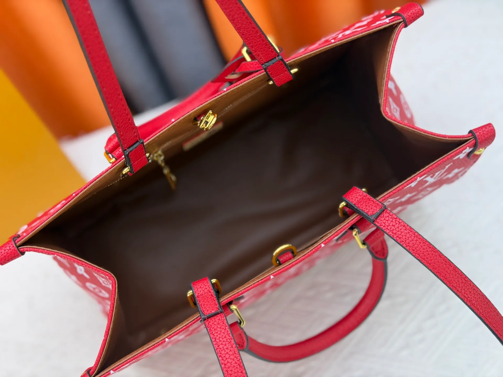 P280 Upgraded original version (latest color) M10303 M45495 M45039 M45321 M44571 This OnTheGo medium Tote bag is printed and dyed with the Medium Monogram pattern and then embossed on the soft grained cow leather. Its ample interior can accommodate a laptop and other office supplies, and the long and short handles are easy to carry or carry on the shoulder. Dimensions: 35.0 x 27.0 x 14.0 cm