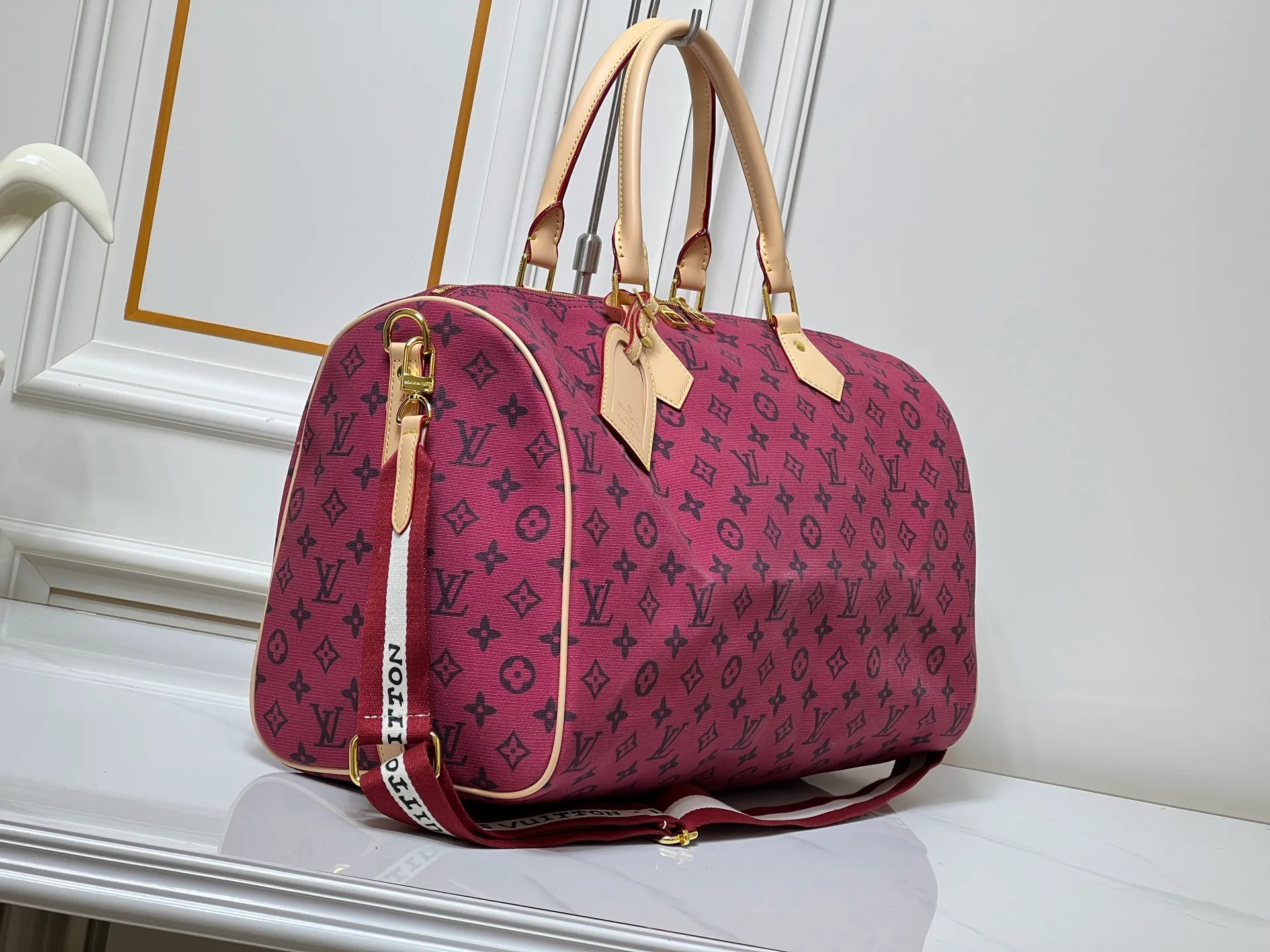 ￥380 Lv Travel Bag This Speedy Bandoulière Monogram Leather handbag is made of soft grained cow leather wrapped with sheepskin lining. The silk-screened Monogram pattern presents the blurred look of canvas printing, expressing the new season's ingenuity of creative director Pharrell Williams. Size: 45-26 cn Style No. 25772