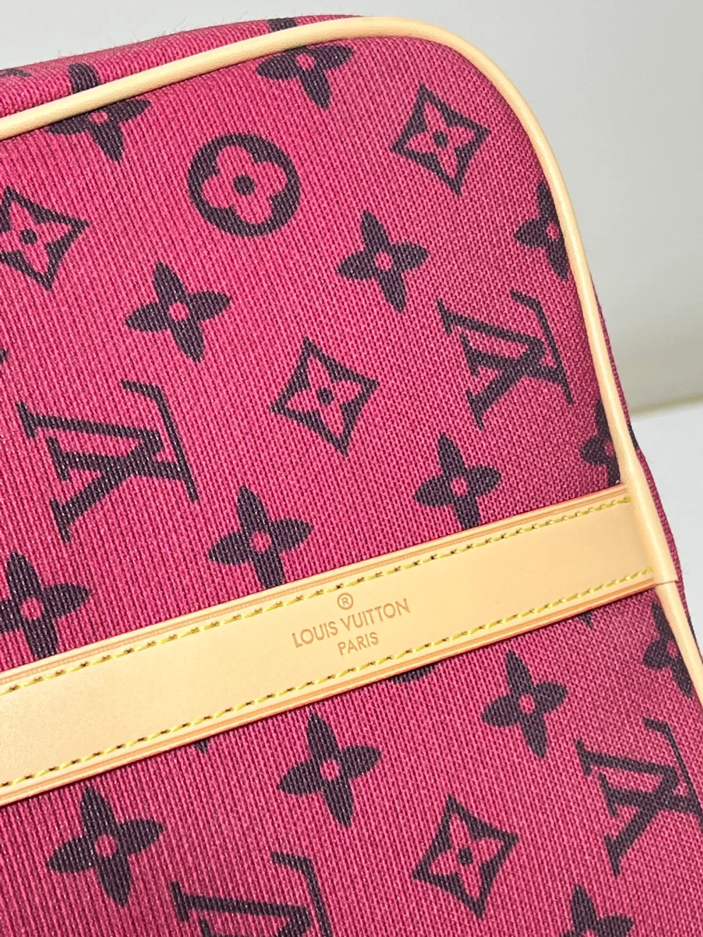 ￥380 Lv Travel Bag This Speedy Bandoulière Monogram Leather handbag is made of soft grained cow leather wrapped with sheepskin lining. The silk-screened Monogram pattern presents the blurred look of canvas printing, expressing the new season's ingenuity of creative director Pharrell Williams. Size: 45-26 cn Style No. 25772