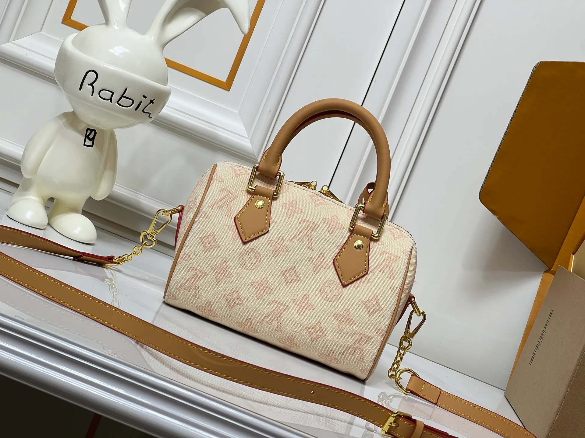 Batch 240💰[ALMA BB handbag] M27530-M27951-M28102-M46234-M27526-28272-M27525 This Alma BB handbag comes from the Travels With Grace Coddington series launched by Louis Vuitton and Grace Coddington, focusing on the fun Meowgram pattern. The canvas body is trimmed with calfskin and the fabric shoulder strap reads "Louis Vuitton" in Coddington's script. The exquisite padlocks and key cases once again prove the brand's exquisite craftsmanship.  Dimensions: 20.5×13.5×12cm (height x width x length)