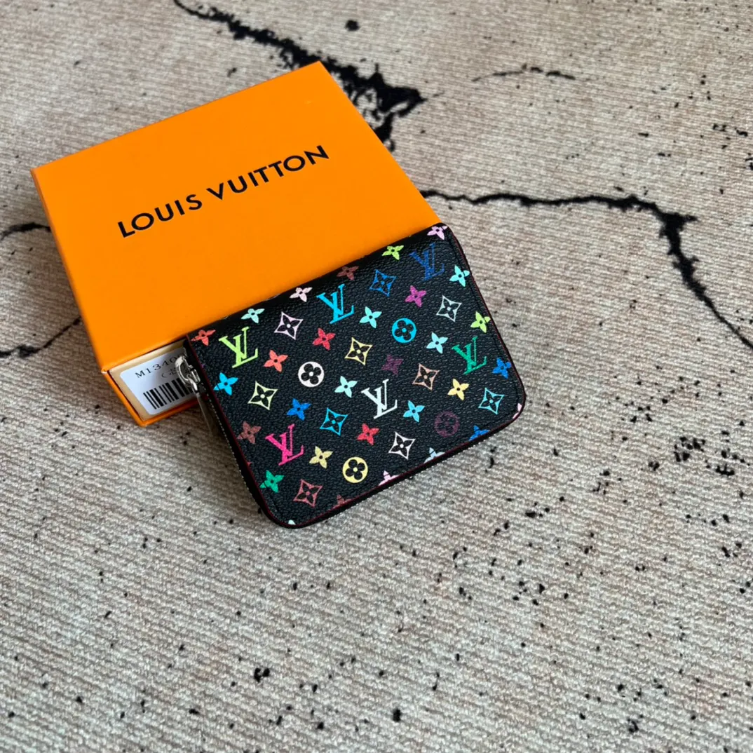 Factory Price 300 Top Original LV x TM Zippy Coin Purse M13409 Black Color (Three Colors - Murakami Takashi) As part of the Louis Vuitton x Murakami series reissue, the timeless Zippy coin purse is practical and playful, upgraded for this season. It's made from Monogram coated canvas in a cheerful rainbow of hues, in keeping with the Japanese artist's signature pop palette. The interior is secured with a silver zipper and is divided into multiple compartments for coins, banknotes and cards. Dimensions: 11 x 8.5 x 2 cm.