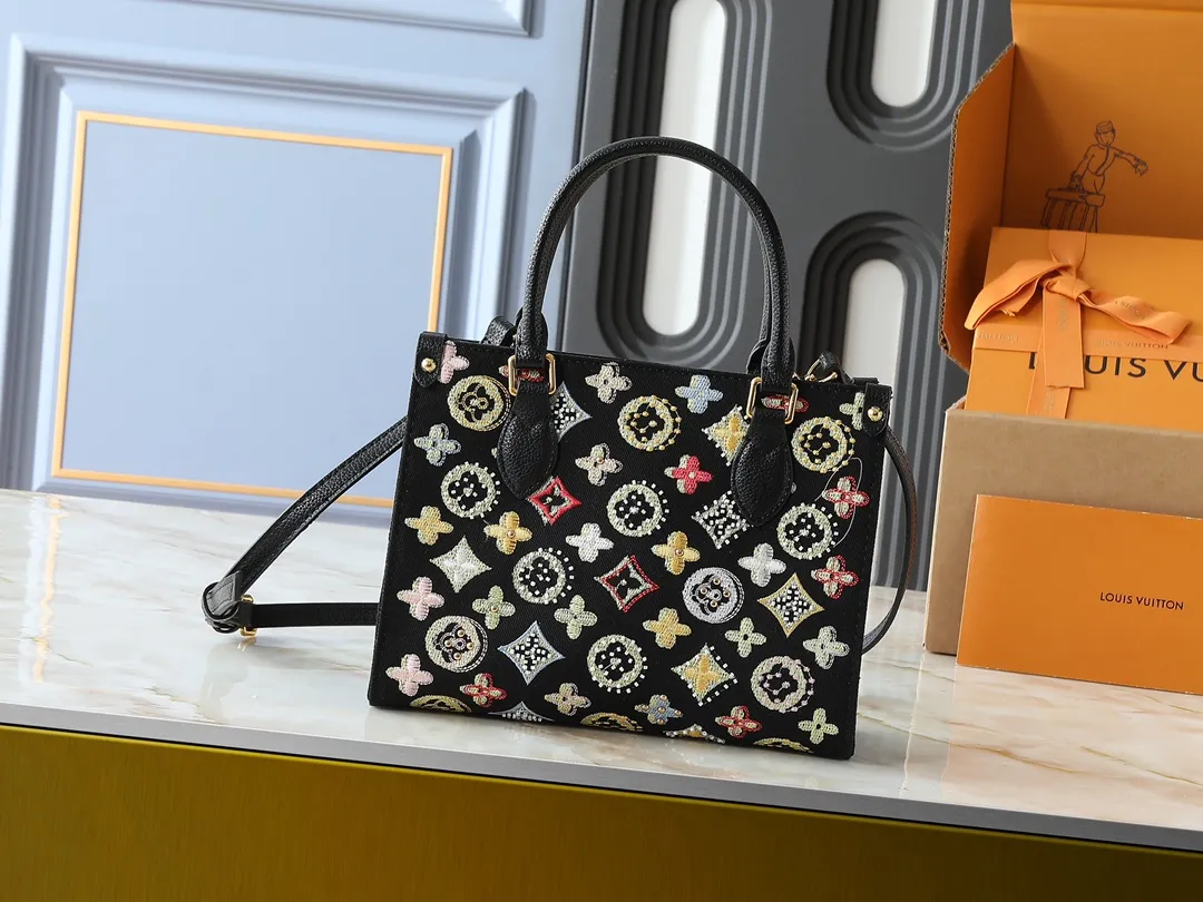 💰300💰Upgraded original version 🔥New embroidery🔥M45659 M46373 M44571 This OnTheGo small handbag is made of Monogram and Monogram Reverse canvas, with the Monogram Giant pattern embellished on it. The Toron handle and the jacquard textured shoulder strap decorated with the brand's logo create a visual contrast, and the detachable coin bag is suitable for storing change or small items. It combines fashionable charm with various functions, making it a good daily companion. 25.0 x 19.0 x 11.5 cm (length x height x width)